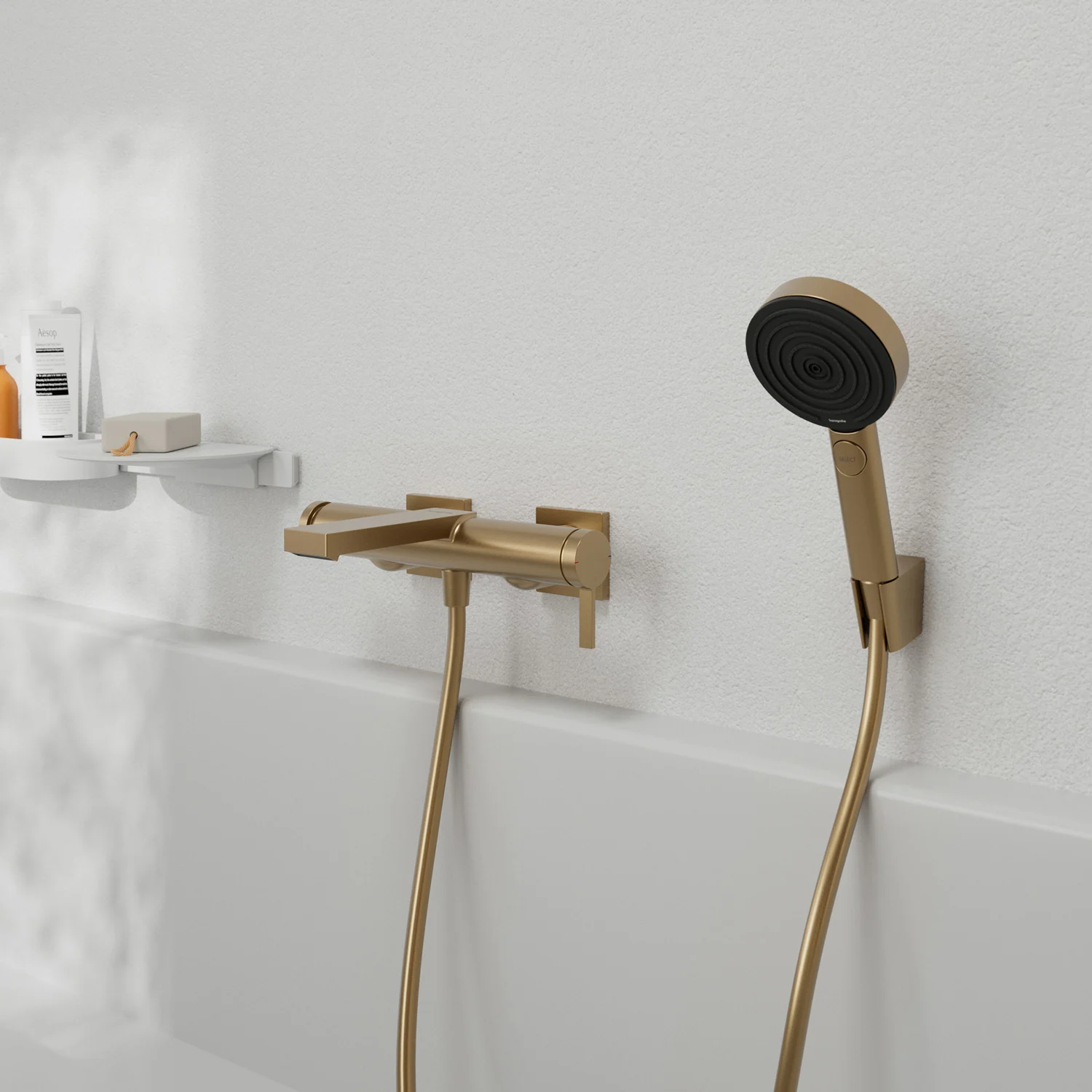Łazienka ze złotym kranem wannowym i prysznicem ręcznym, hansgrohe