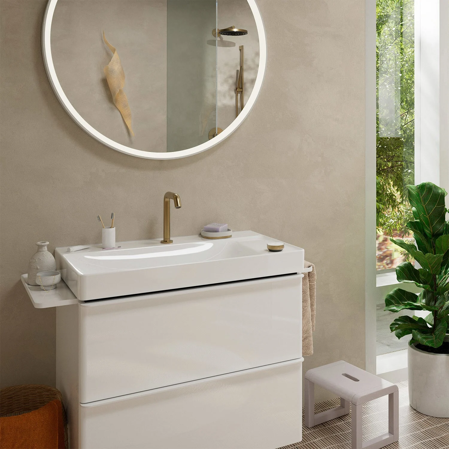 Łazienka ze złotą baterią umywalkową i lustrem, hansgrohe