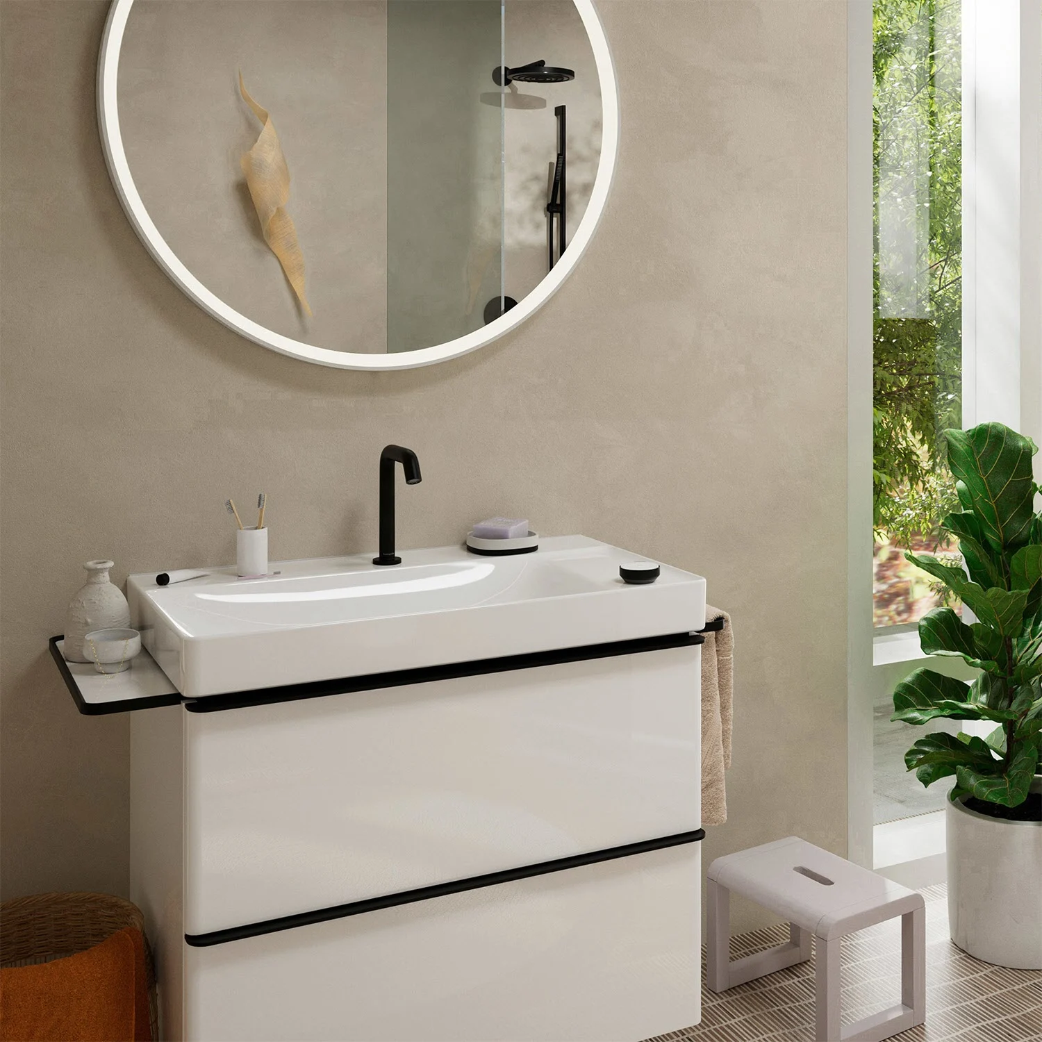 Łazienka z czarną baterią umywalkową i lustrem, hansgrohe