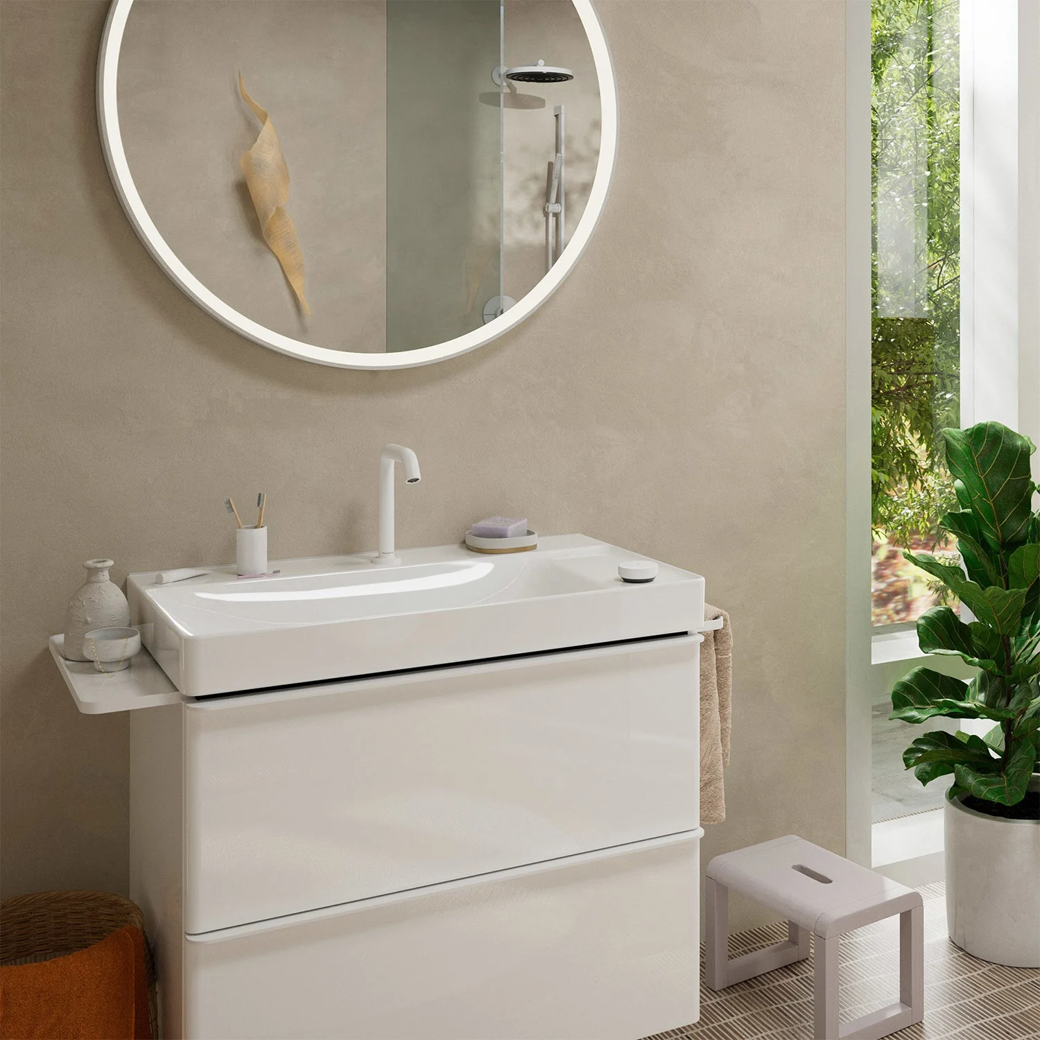 Łazienka z białą baterią umywalkową i lustrem, hansgrohe