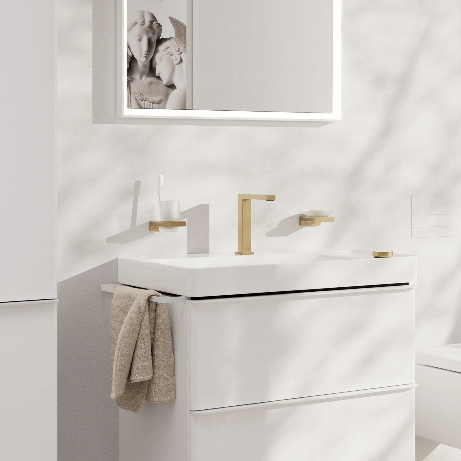 Umywalka ze złotą baterią w łazience, hansgrohe