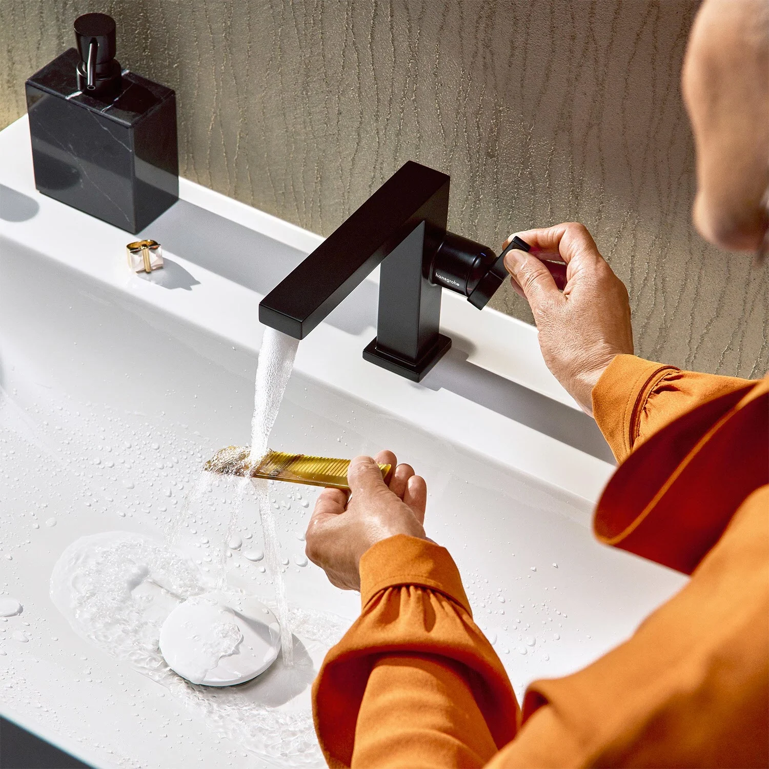 Zbliżenie kranu z bieżącą wodą, hansgrohe