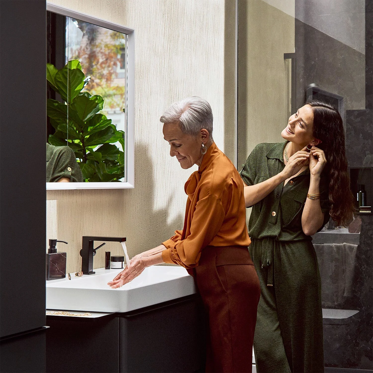 Dwie osoby w łazience z umywalką, hansgrohe