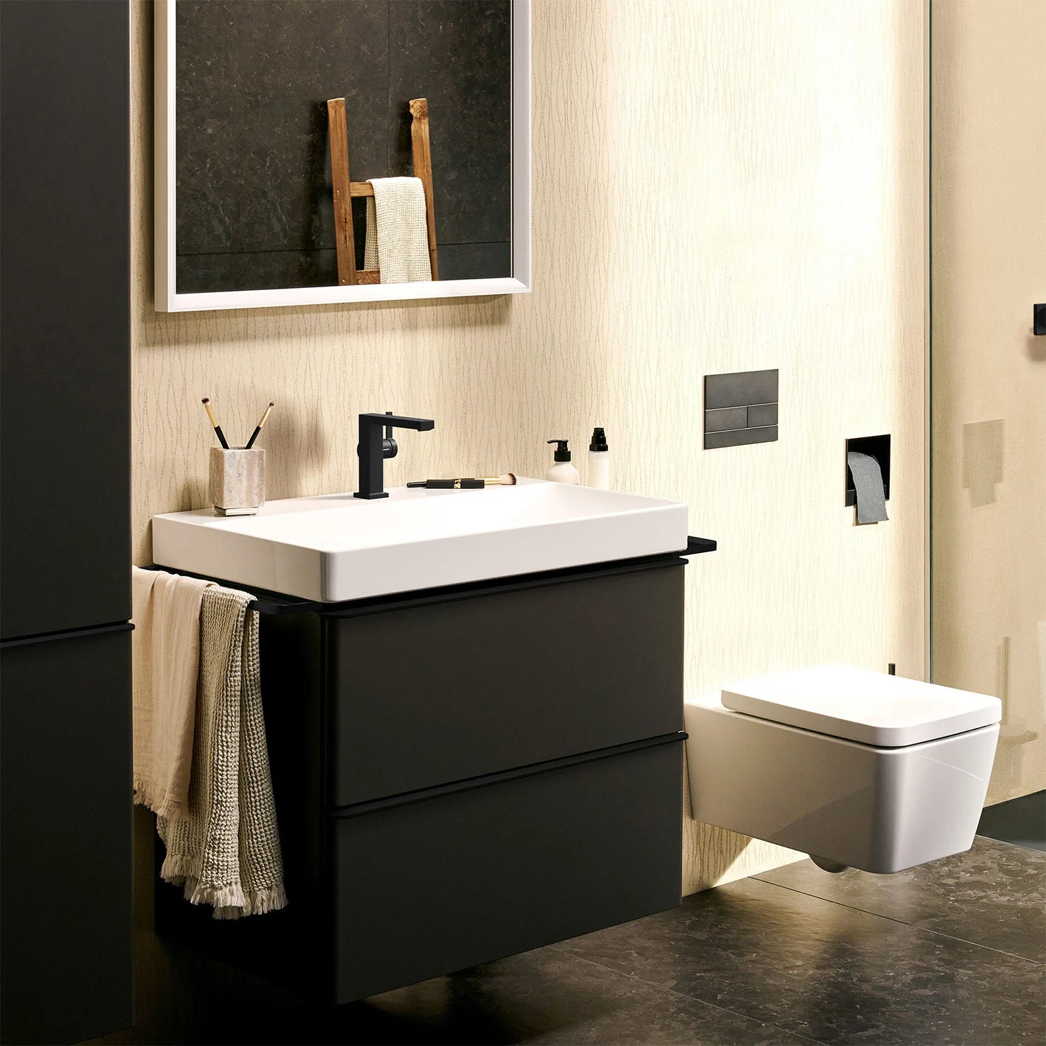 Nowoczesna łazienka z umywalką i toaletą, hansgrohe