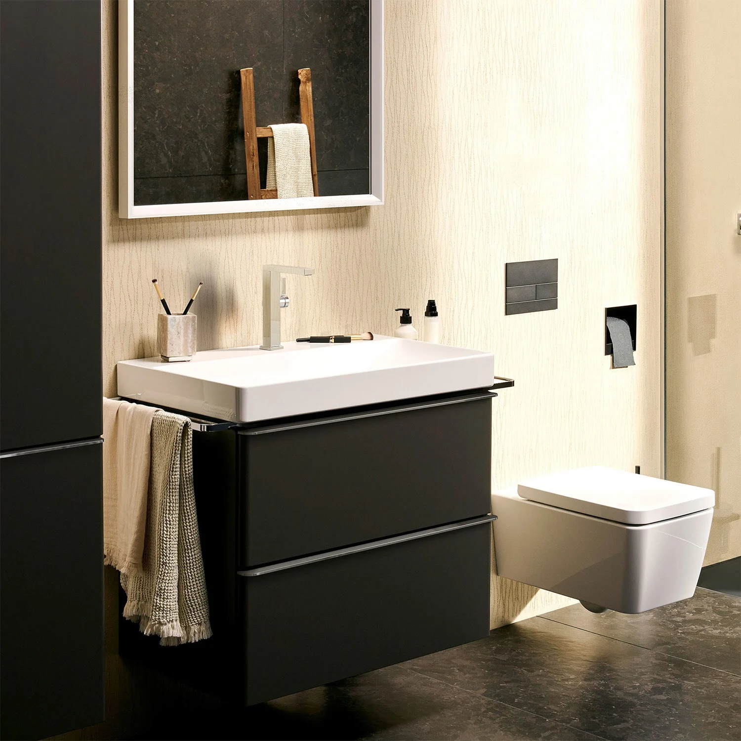 Łazienka z umywalką i baterią w widoku pokoju, hansgrohe