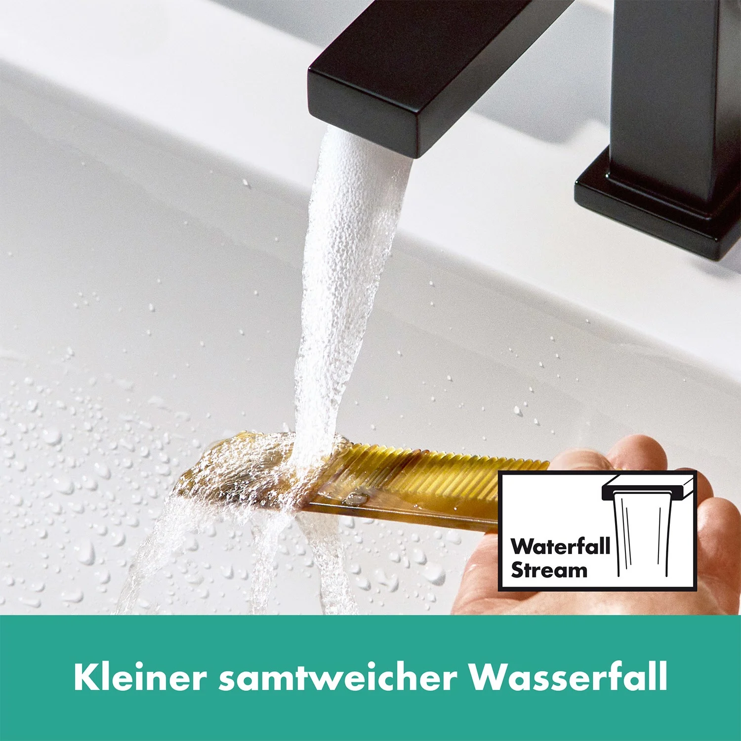 Zbliżenie strumienia wody z nowoczesnej baterii, hansgrohe