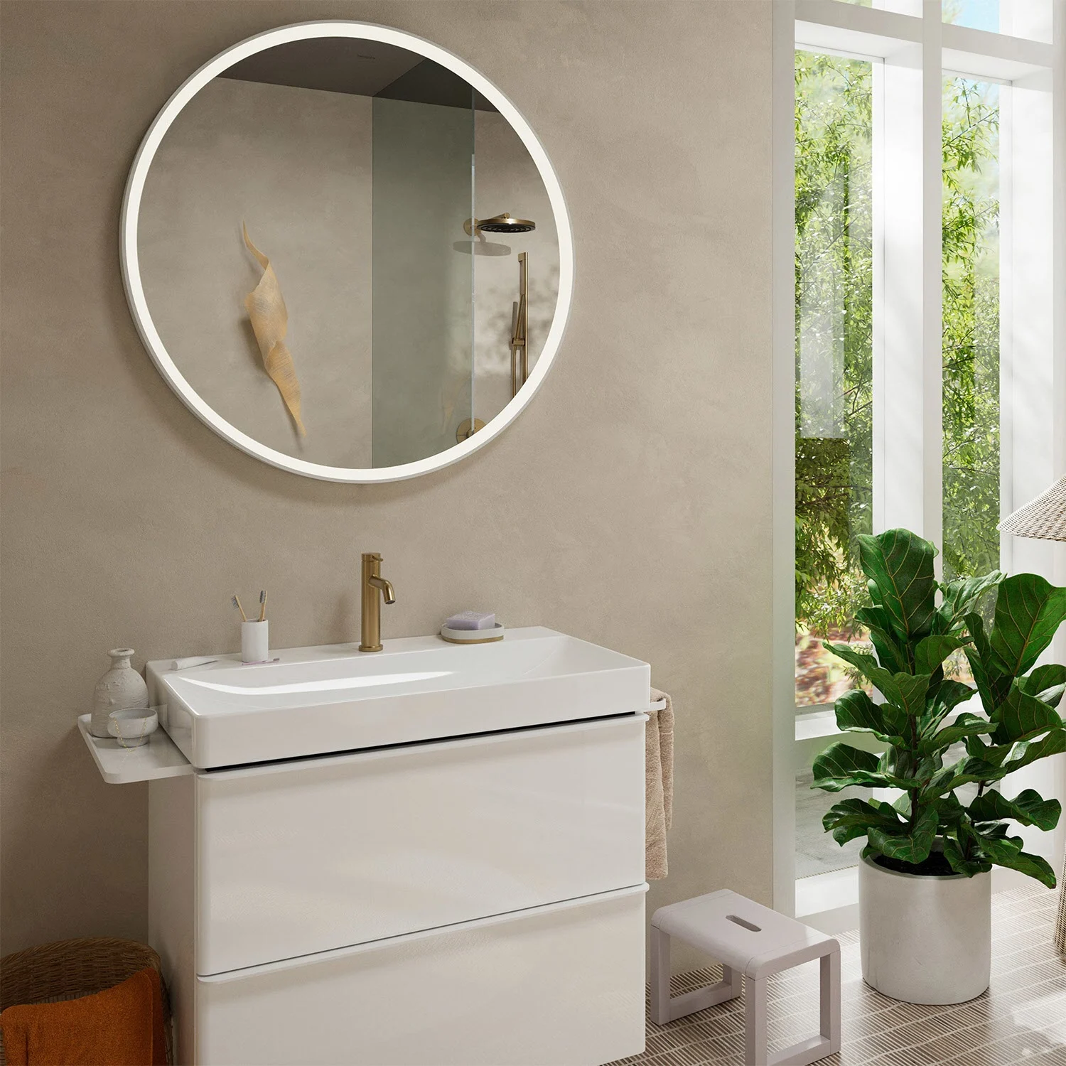 Łazienka ze złotą baterią i lustrem, hansgrohe