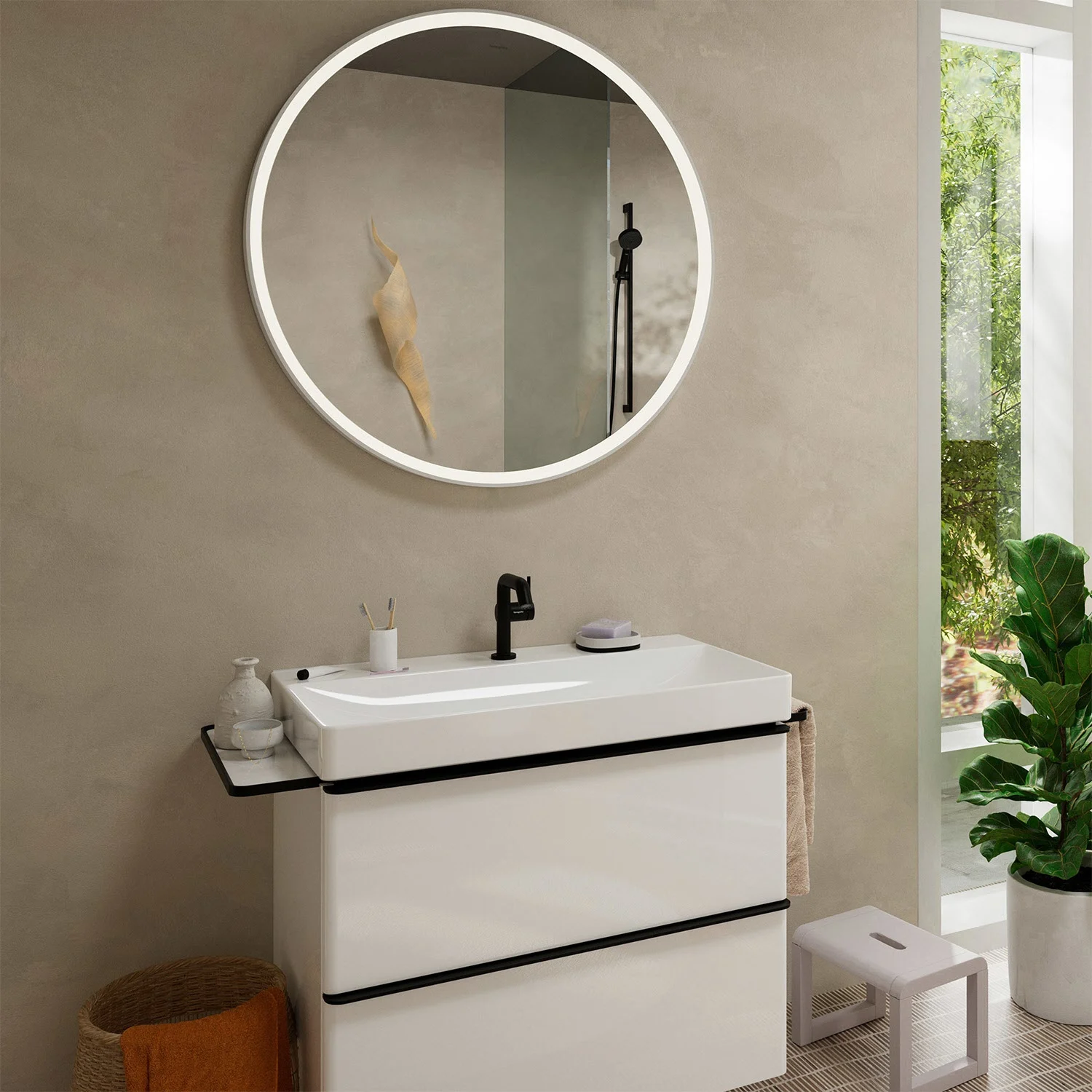 Nowoczesna łazienka z czarną umywalką i lustrem, hansgrohe