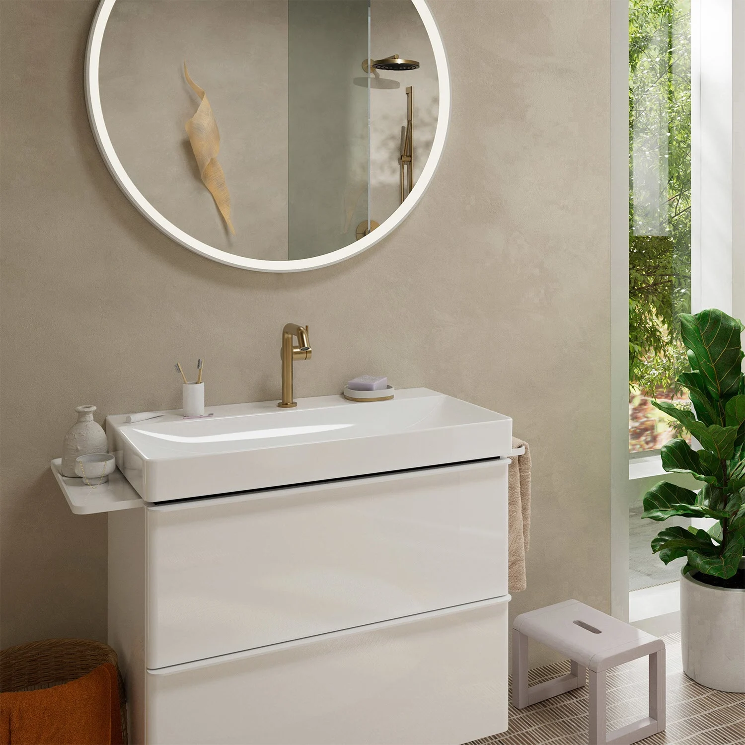 Łazienka ze złotą baterią umywalkową i lustrem, hansgrohe