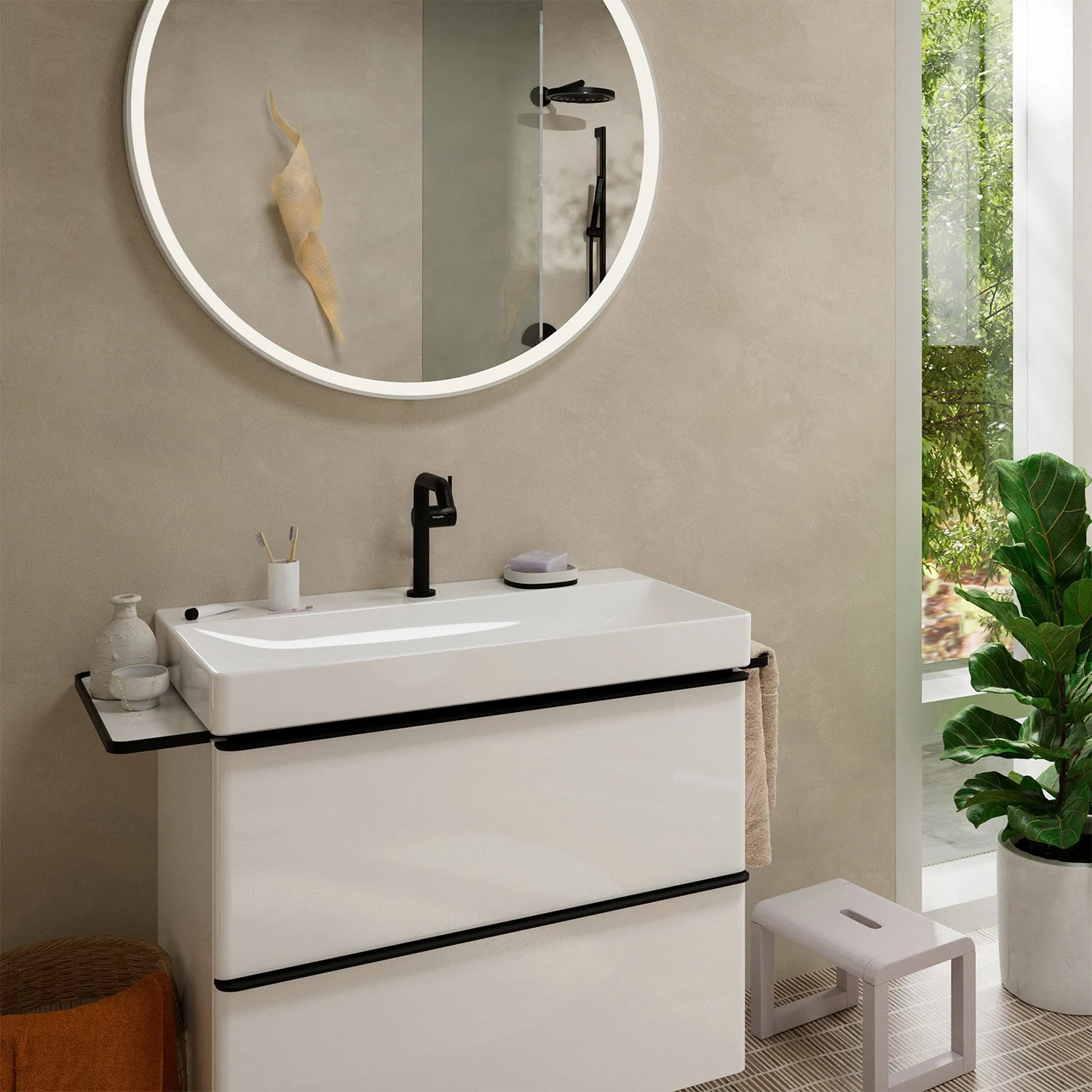Łazienka z czarną baterią umywalkową i lustrem, hansgrohe