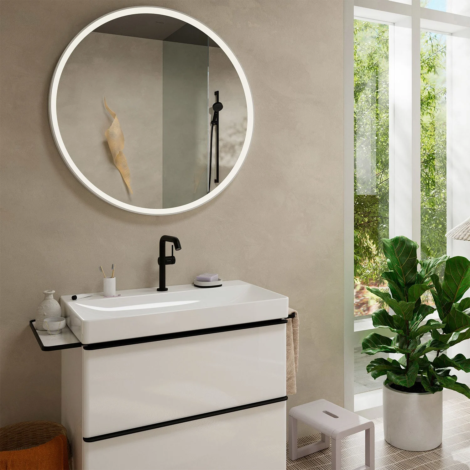 Łazienka z czarną baterią umywalkową i lustrem, hansgrohe