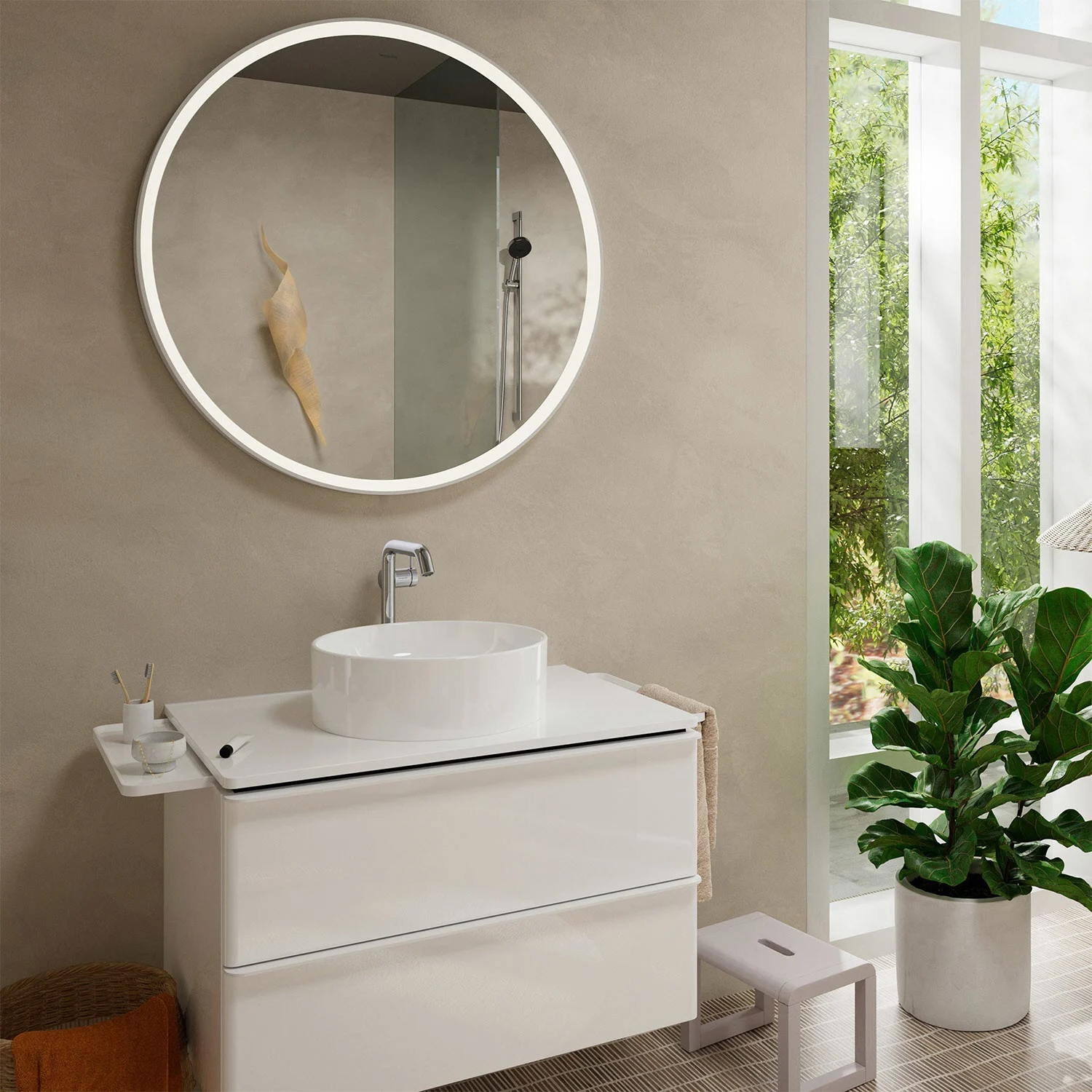 Łazienka z okrągłym lustrem i baterią umywalkową, hansgrohe