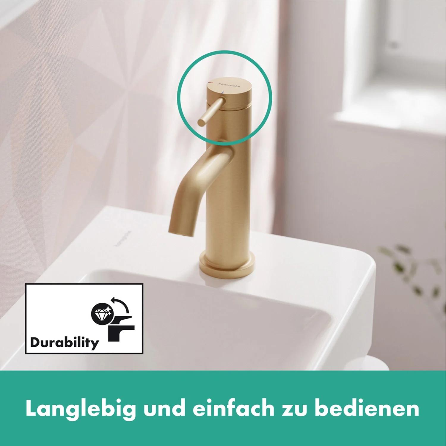 Złoty kran na białej umywalce, hansgrohe