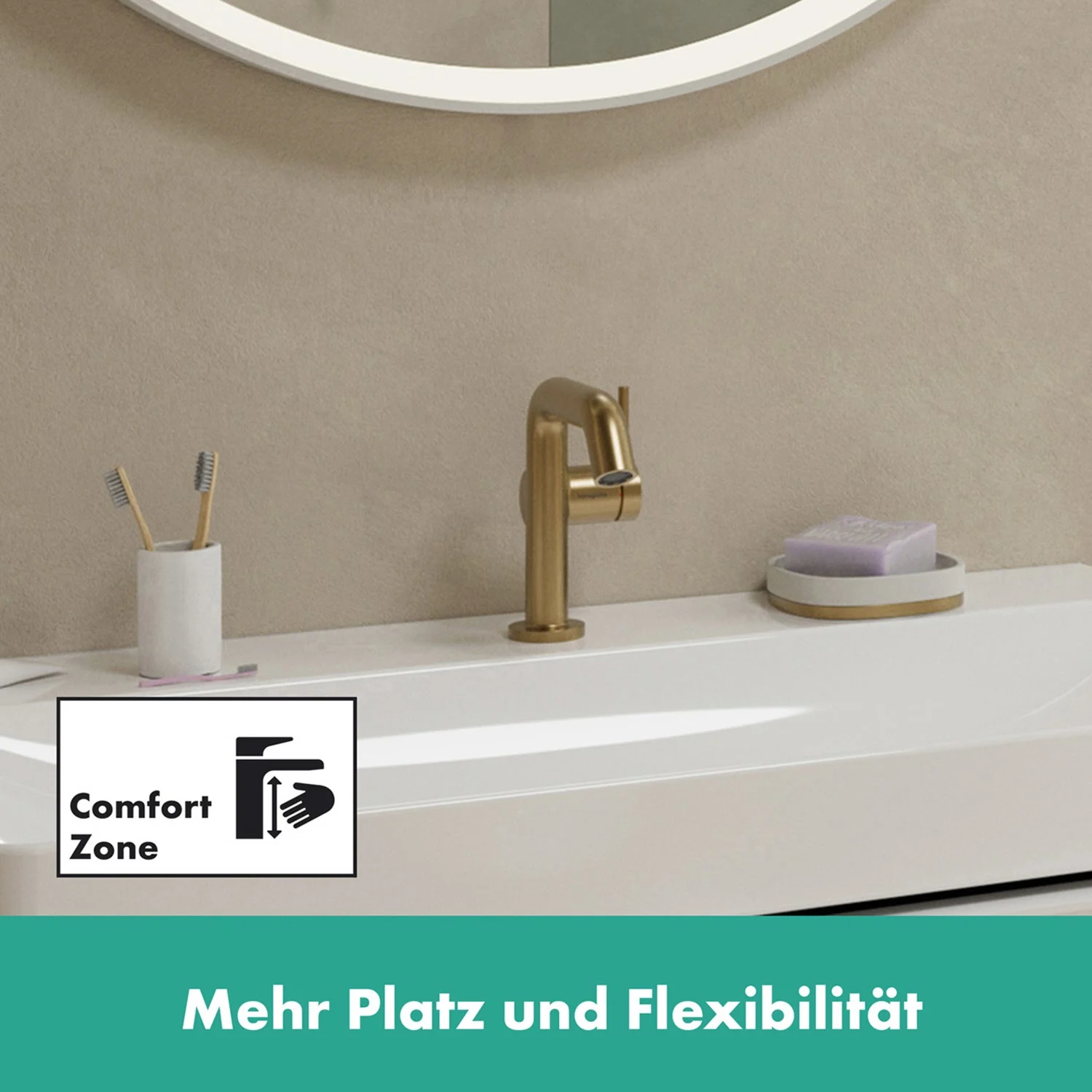 Złoty kran na białej umywalce, hansgrohe