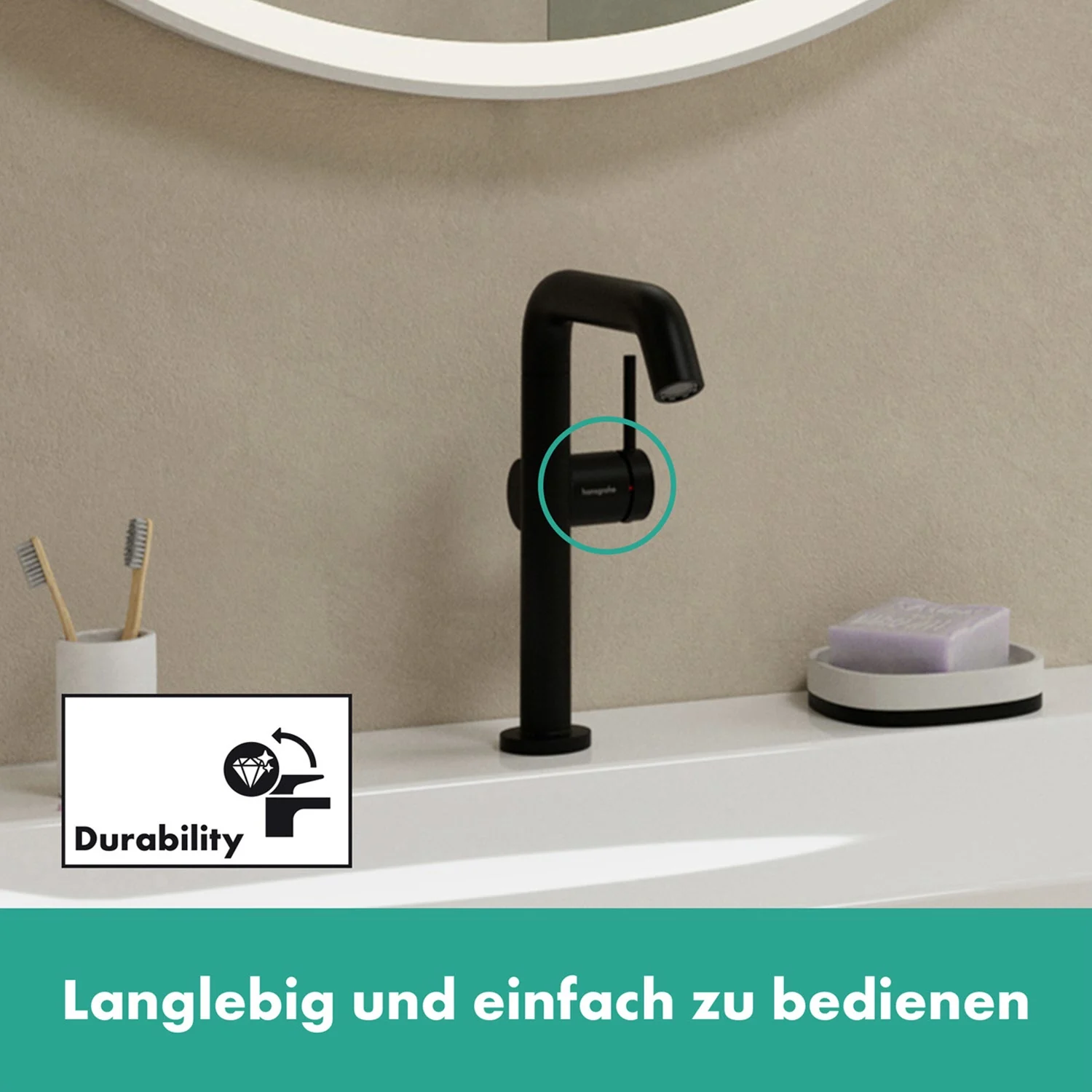 Zbliżenie na czarną baterię z akcesoriami, hansgrohe