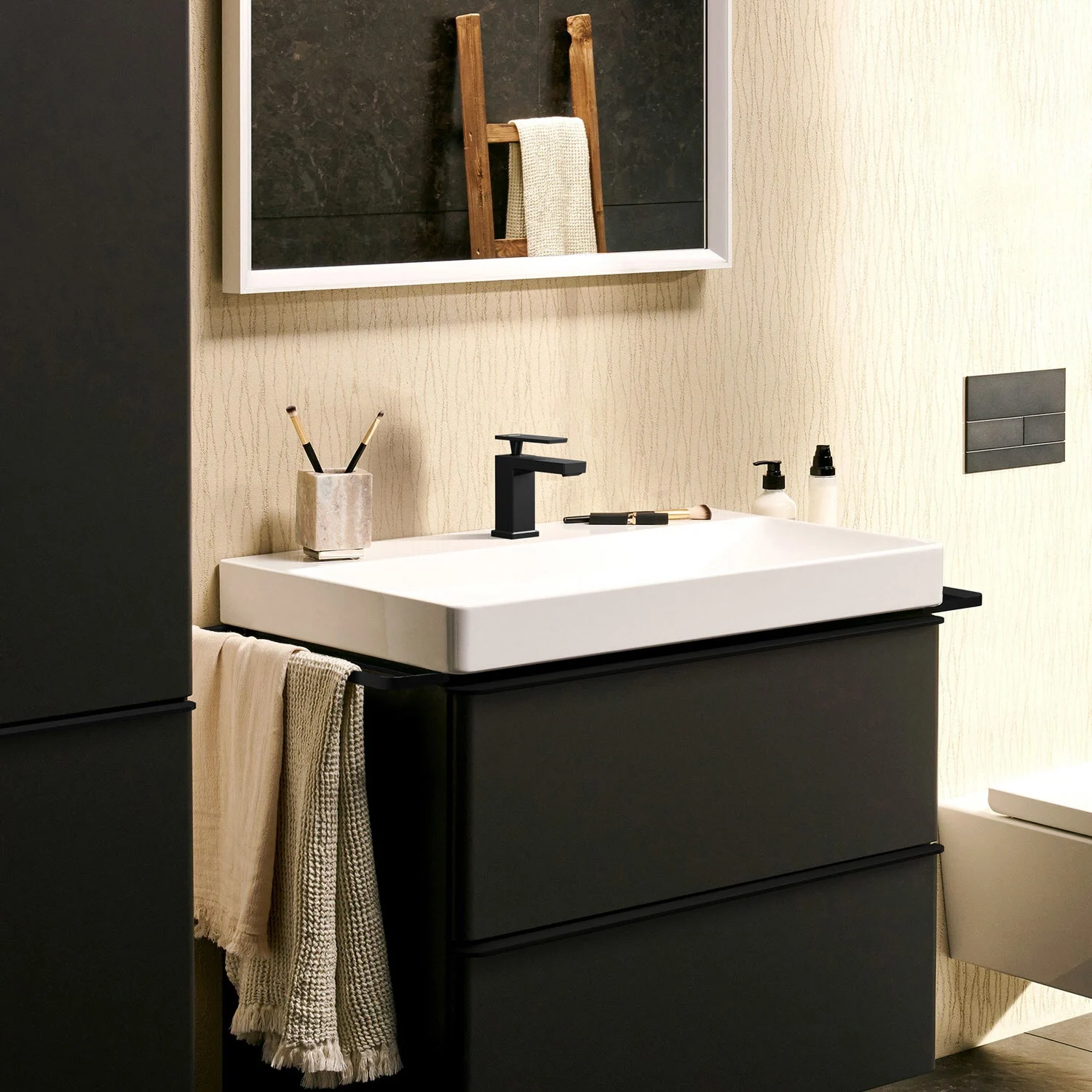 Umywalka z czarną baterią w łazience, hansgrohe