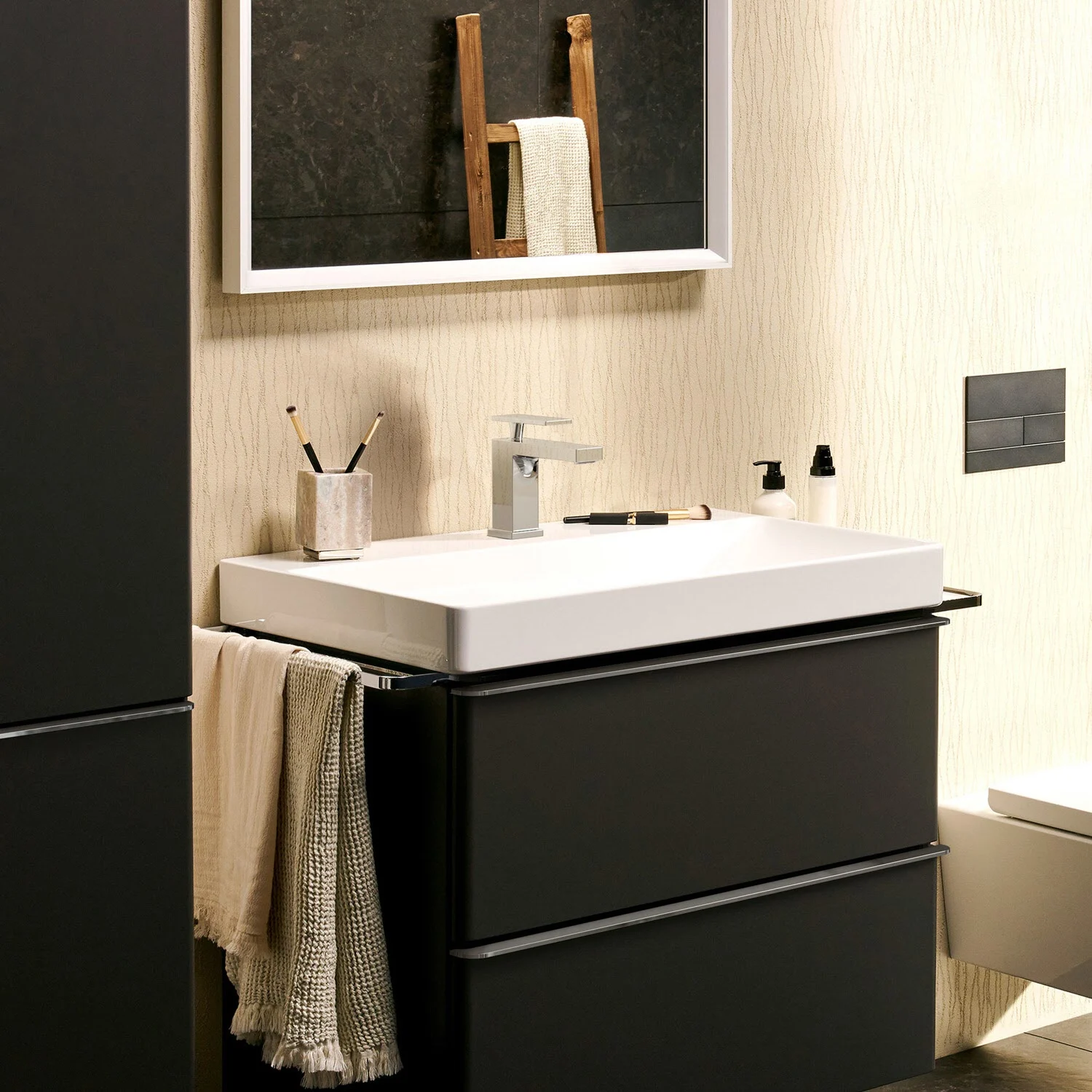Srebrna bateria umywalkowa w nowoczesnej łazience, hansgrohe