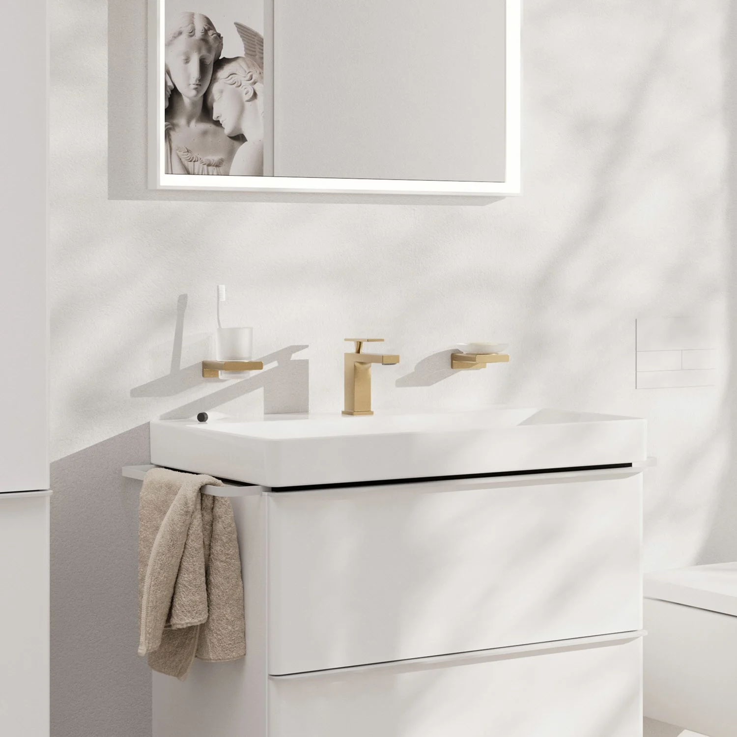 Złota bateria umywalkowa w jasnej łazience, hansgrohe