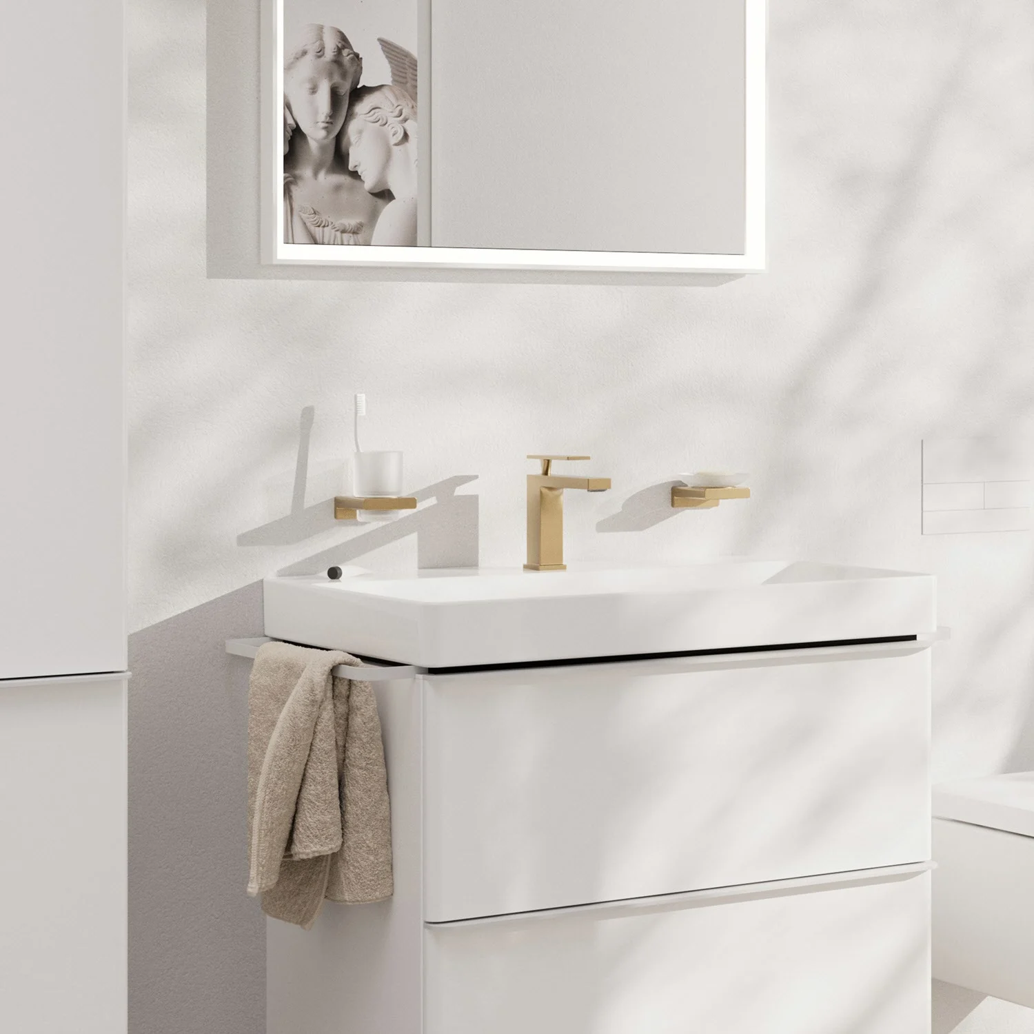 Łazienka ze złotą baterią umywalkową i lustrem, hansgrohe