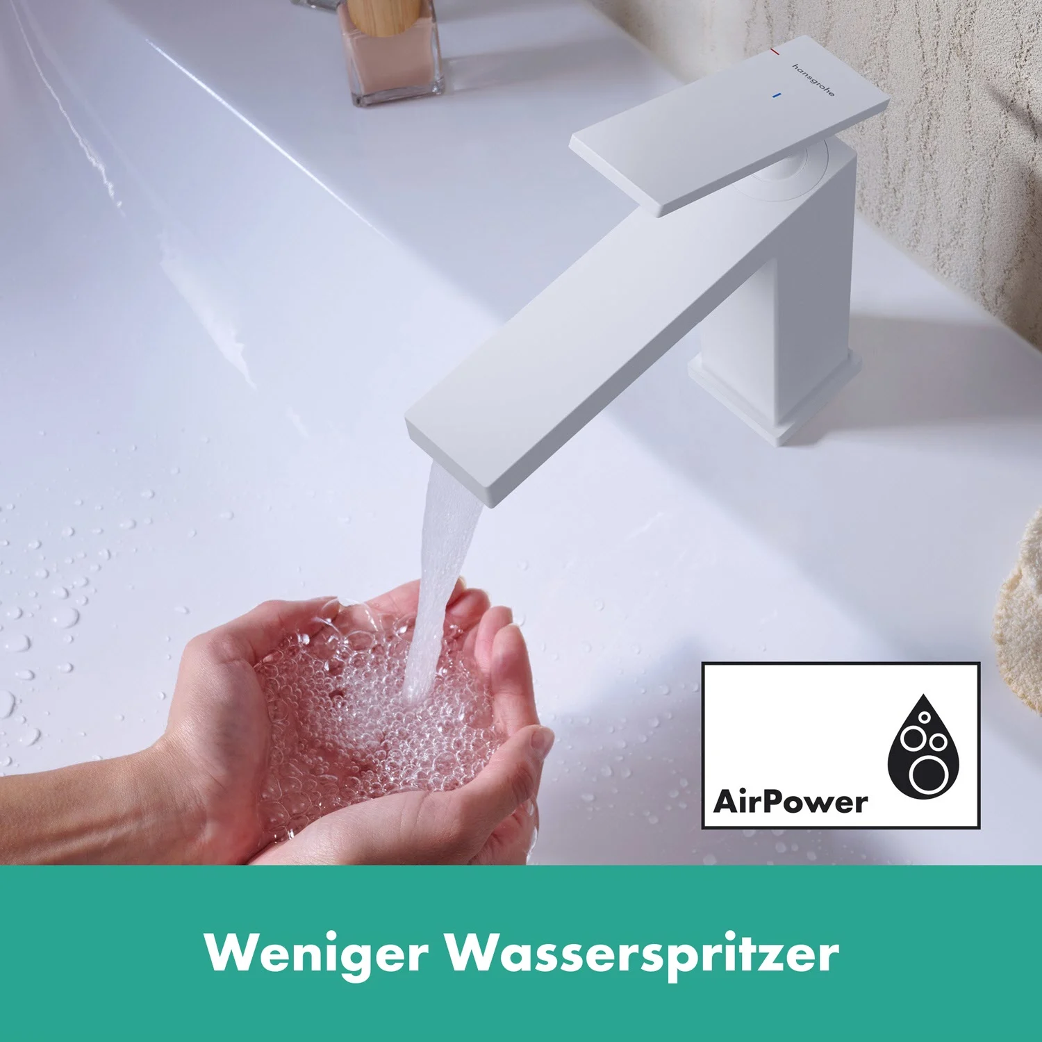 Biała bateria z bieżącą wodą z bliska, hansgrohe