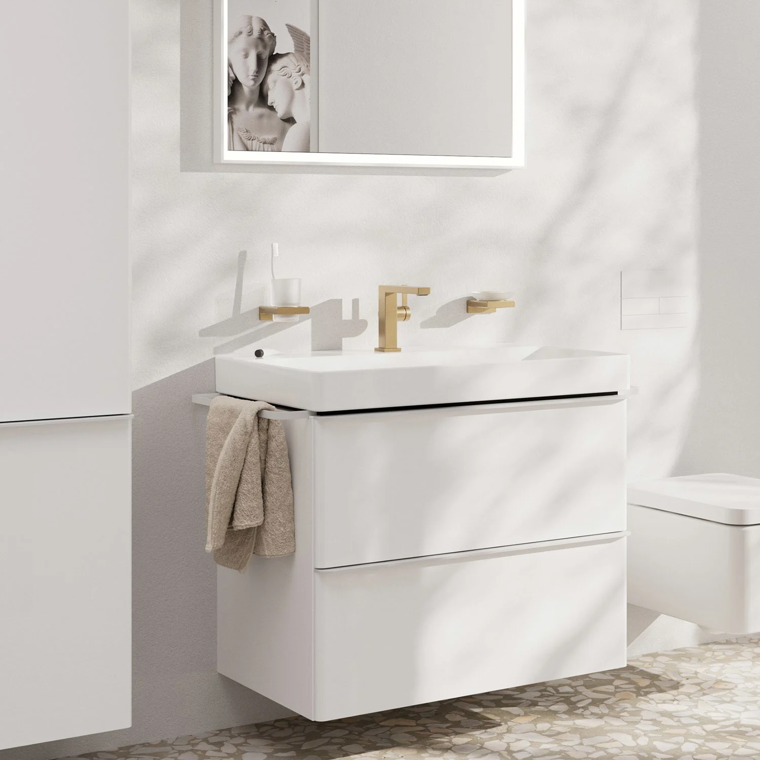 Łazienka ze złotą baterią i lustrem, hansgrohe