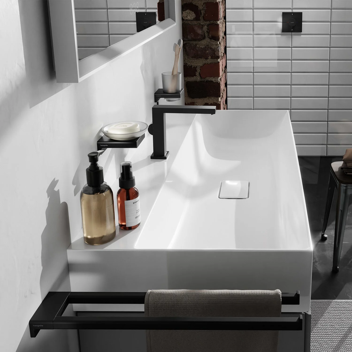 Umywalka z czarną baterią i akcesoriami, hansgrohe