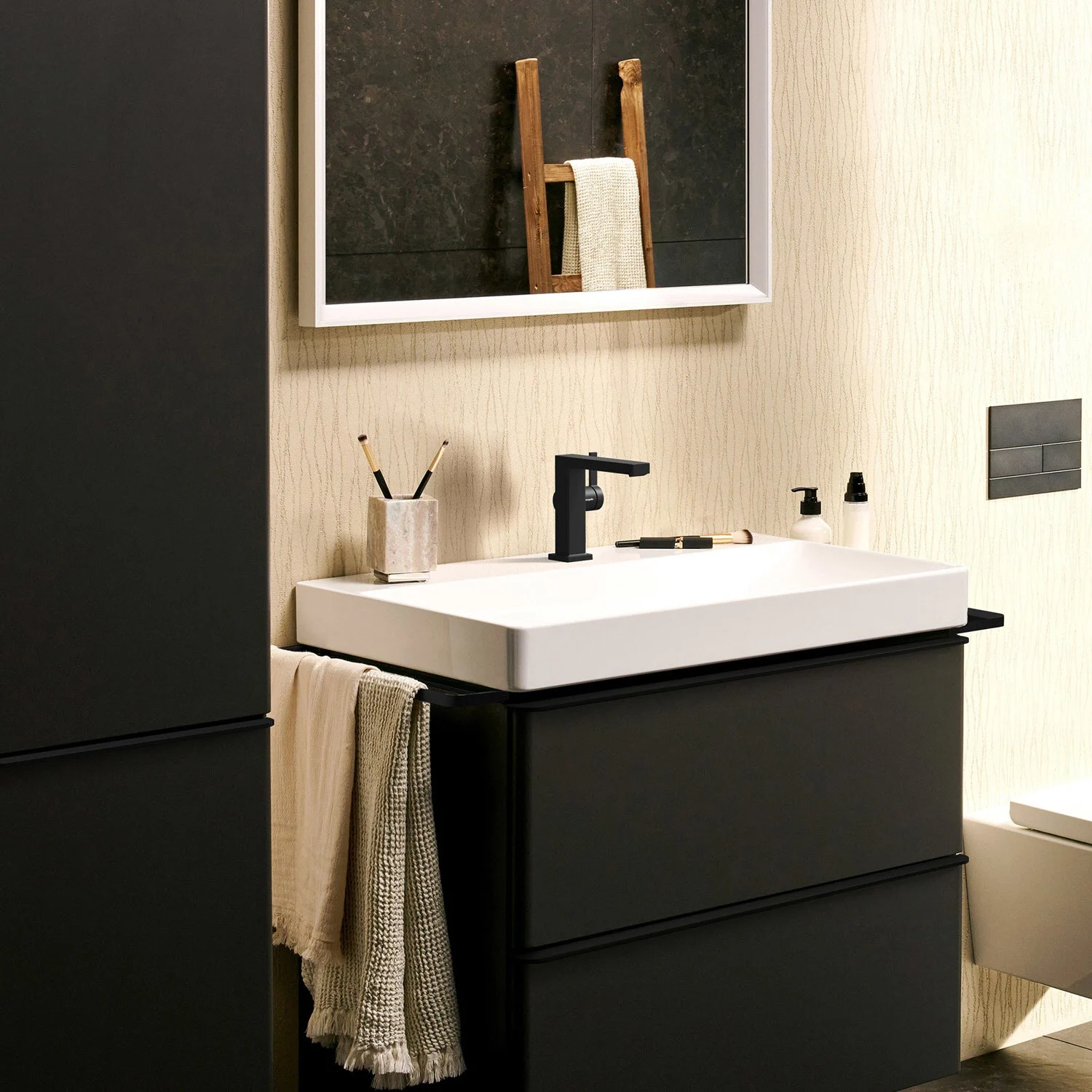 Czarna bateria na nowoczesnej umywalce w łazience, hansgrohe