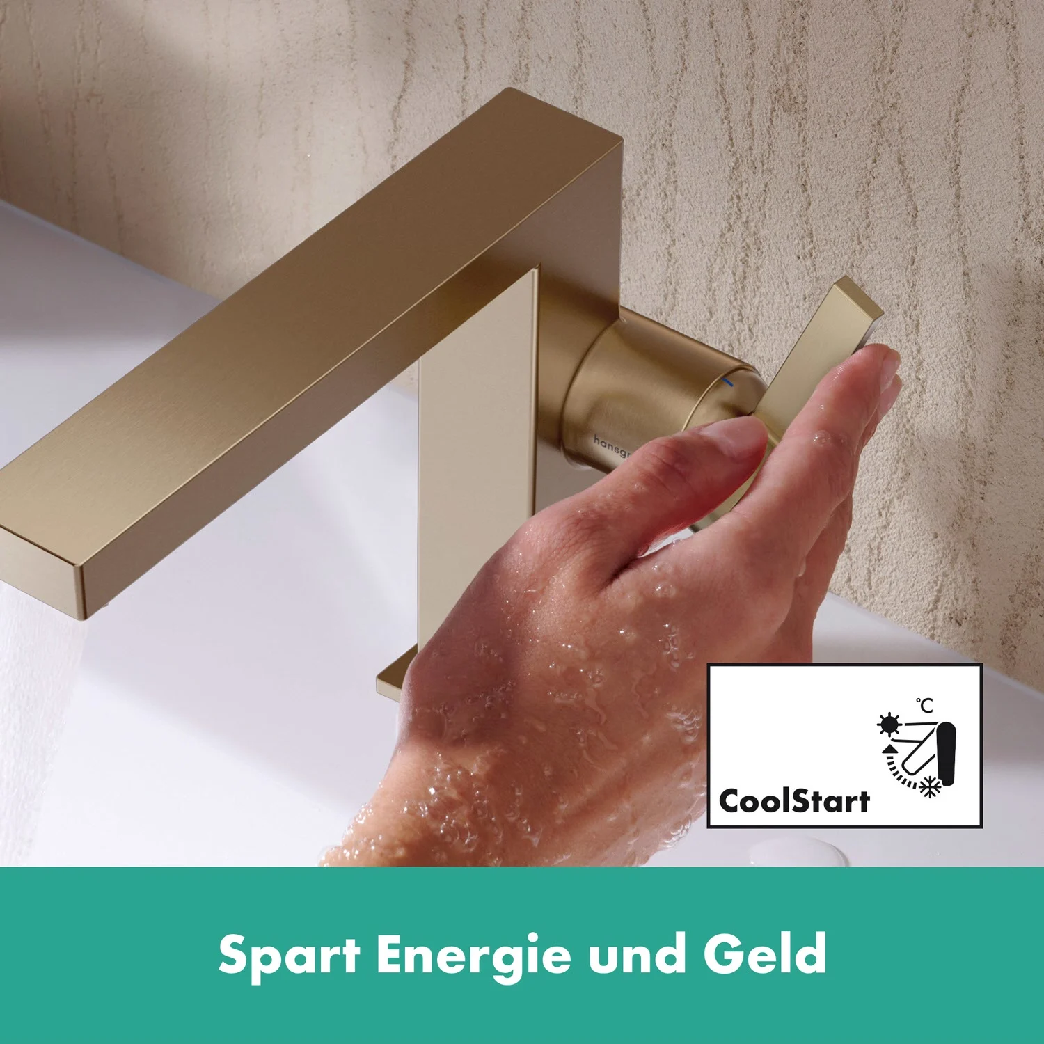 Złoty kran z ręką z bliska, hansgrohe