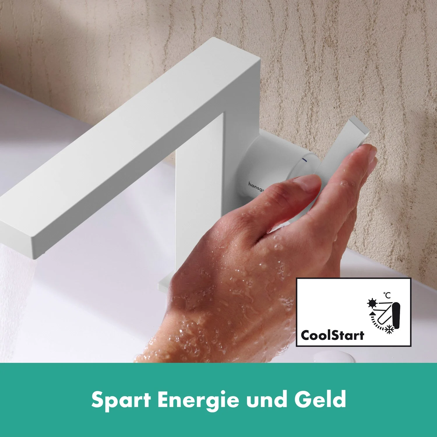 Zbliżenie białej baterii umywalkowej z ręką, hansgrohe