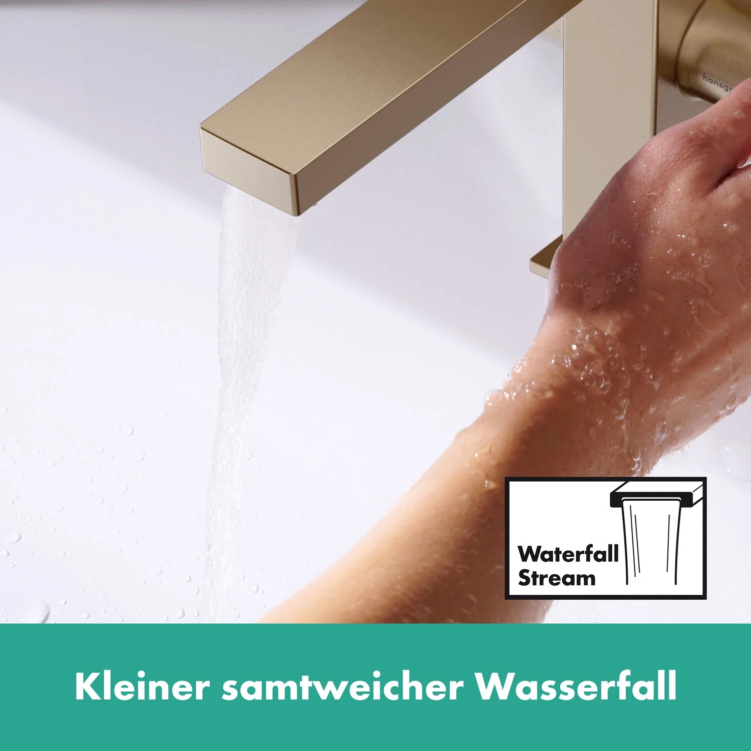 Zbliżenie złotej baterii umywalkowej z strumieniem wody, hansgrohe