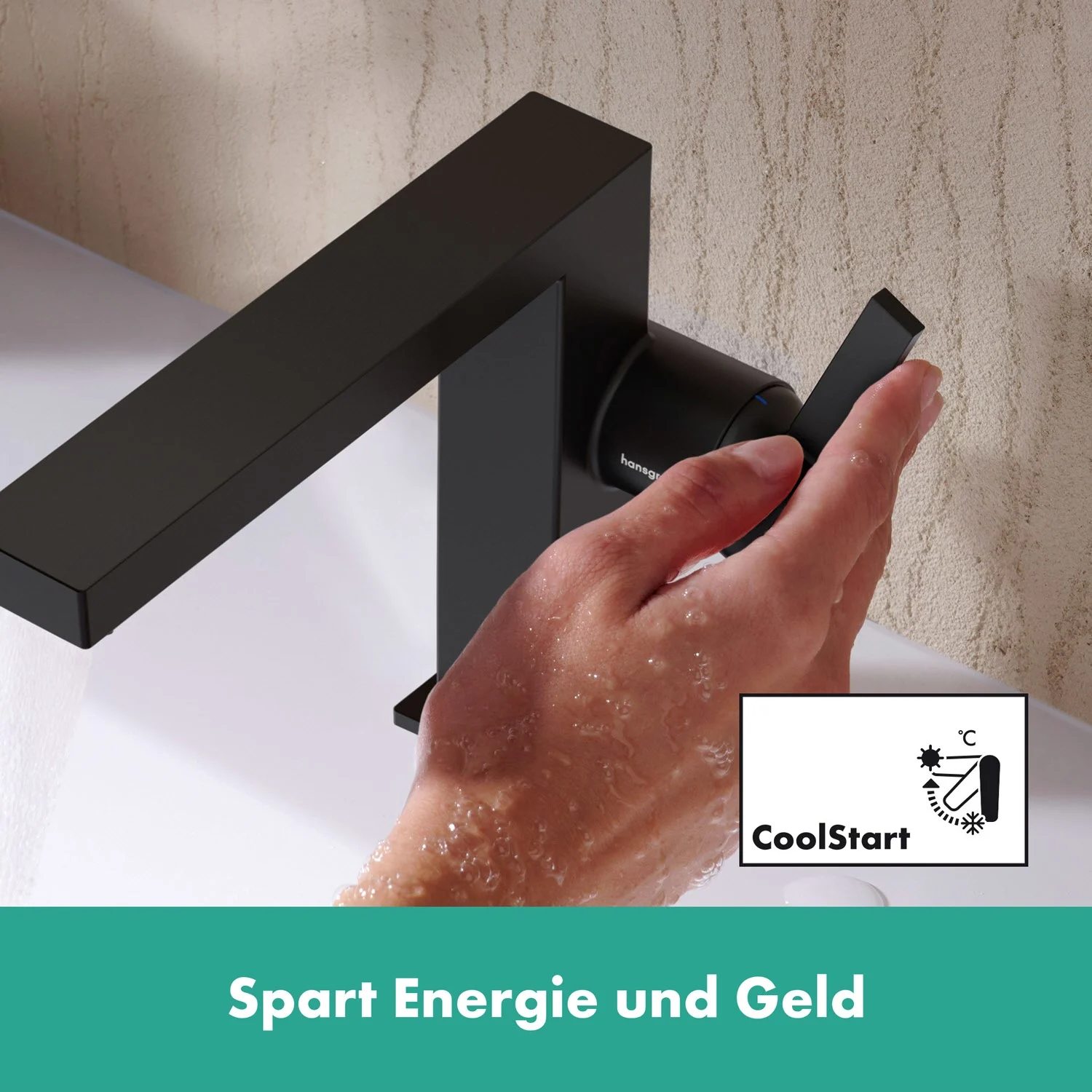 Zbliżenie czarnej baterii umywalkowej z ręką, hansgrohe