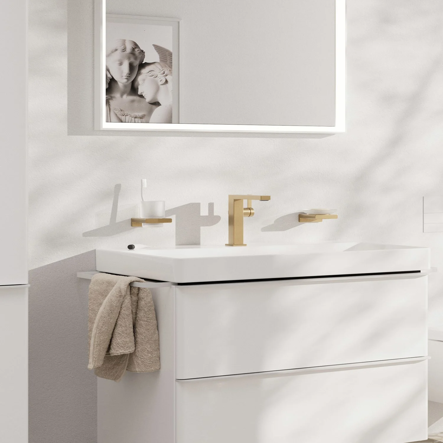 Złoty kran umywalkowy w nowoczesnej łazience, hansgrohe