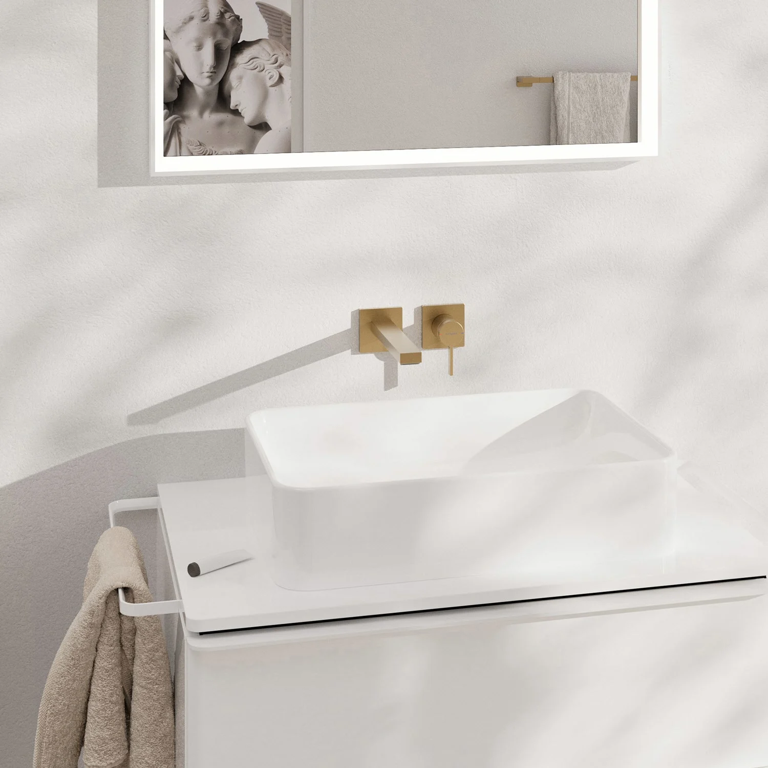 Umywalka ze złotą baterią w łazience, hansgrohe