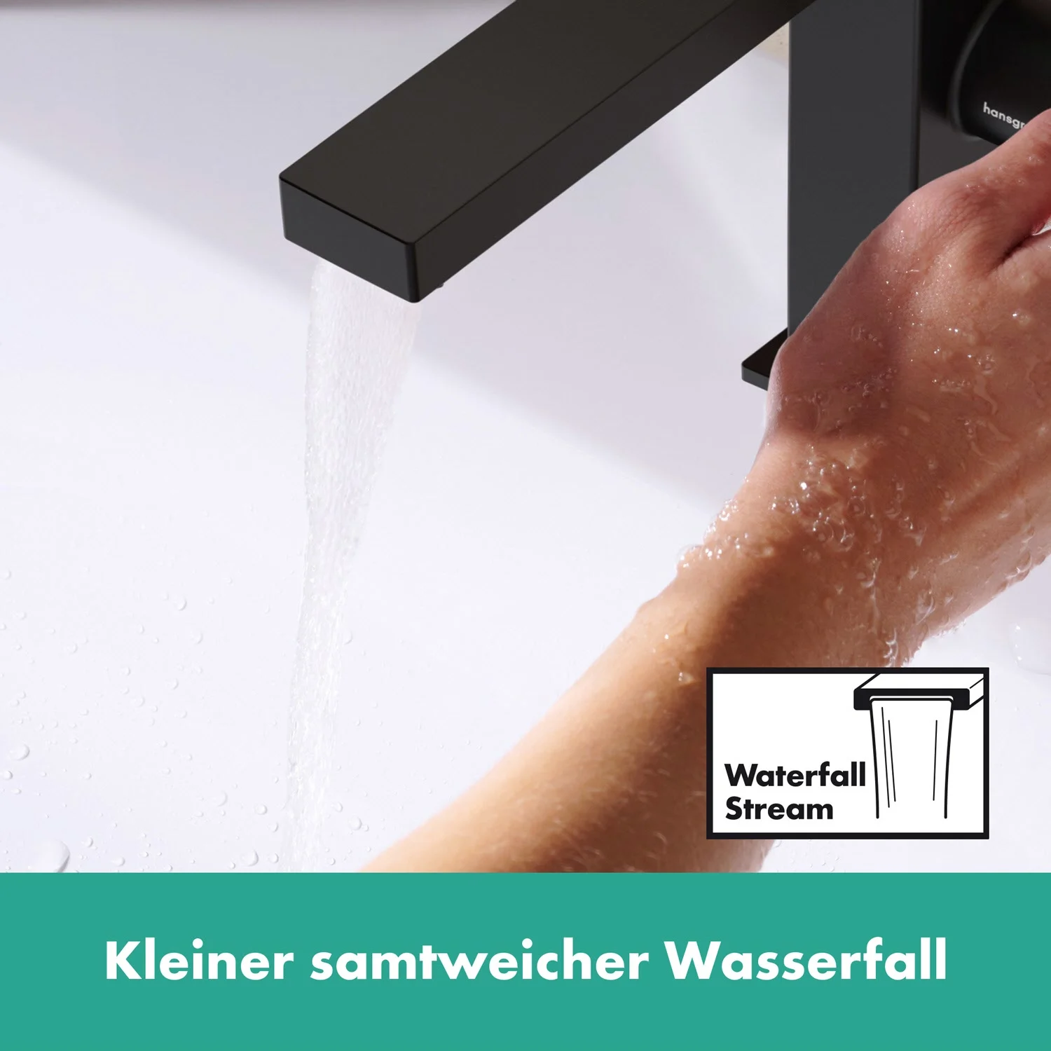 Zbliżenie czarnej baterii z wodospadem i ręką, hansgrohe