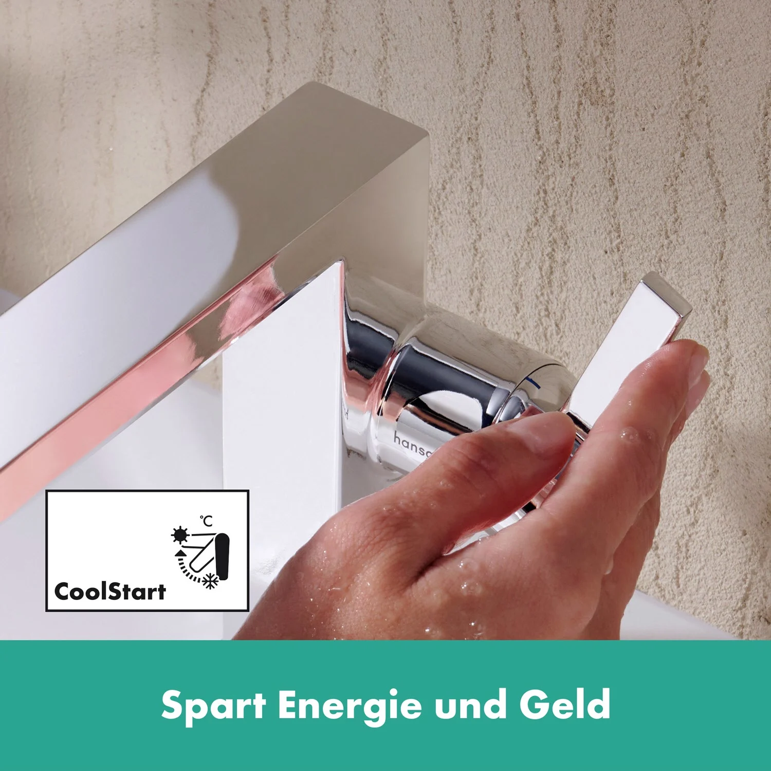 Zbliżenie chromowanej baterii umywalkowej z ręką, hansgrohe