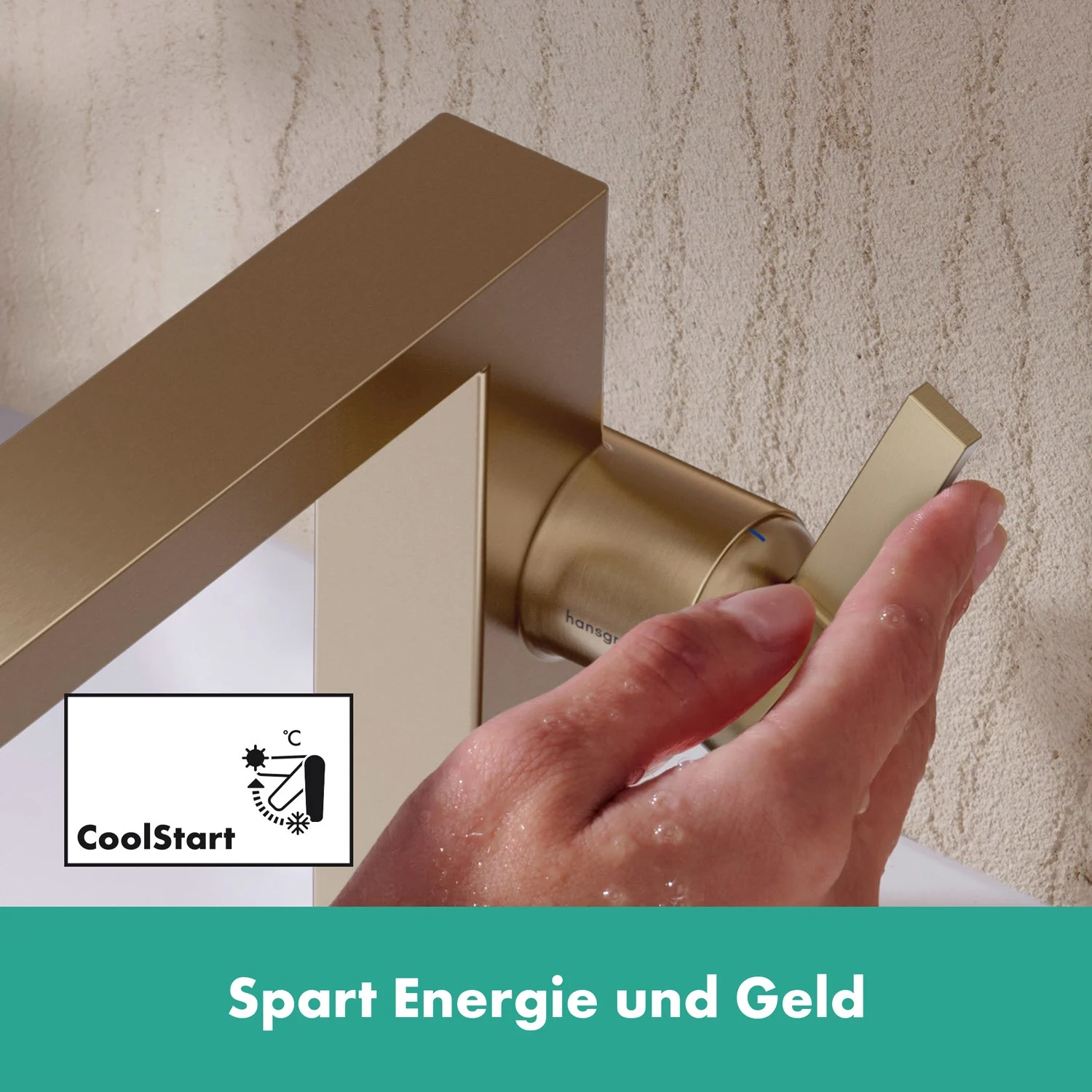 Zbliżenie złotej baterii umywalkowej z ręką, hansgrohe