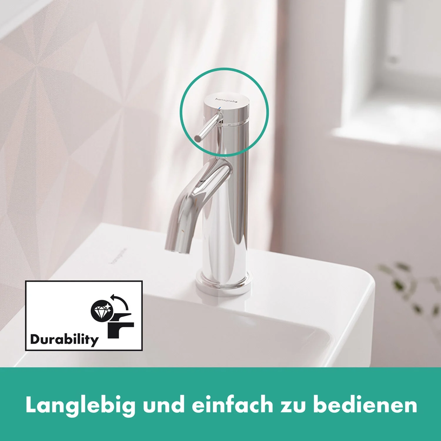 Chromowana bateria umywalkowa na białej umywalce, hansgrohe