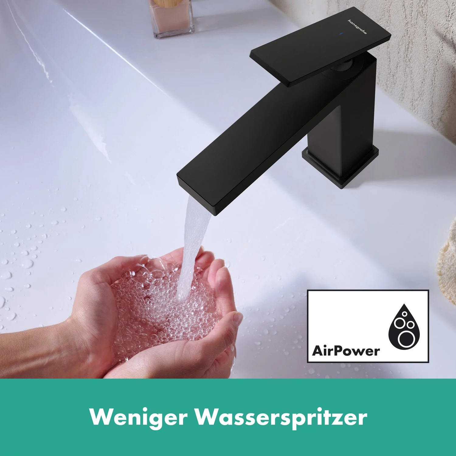 Czarna bateria z bieżącą wodą z bliska, hansgrohe