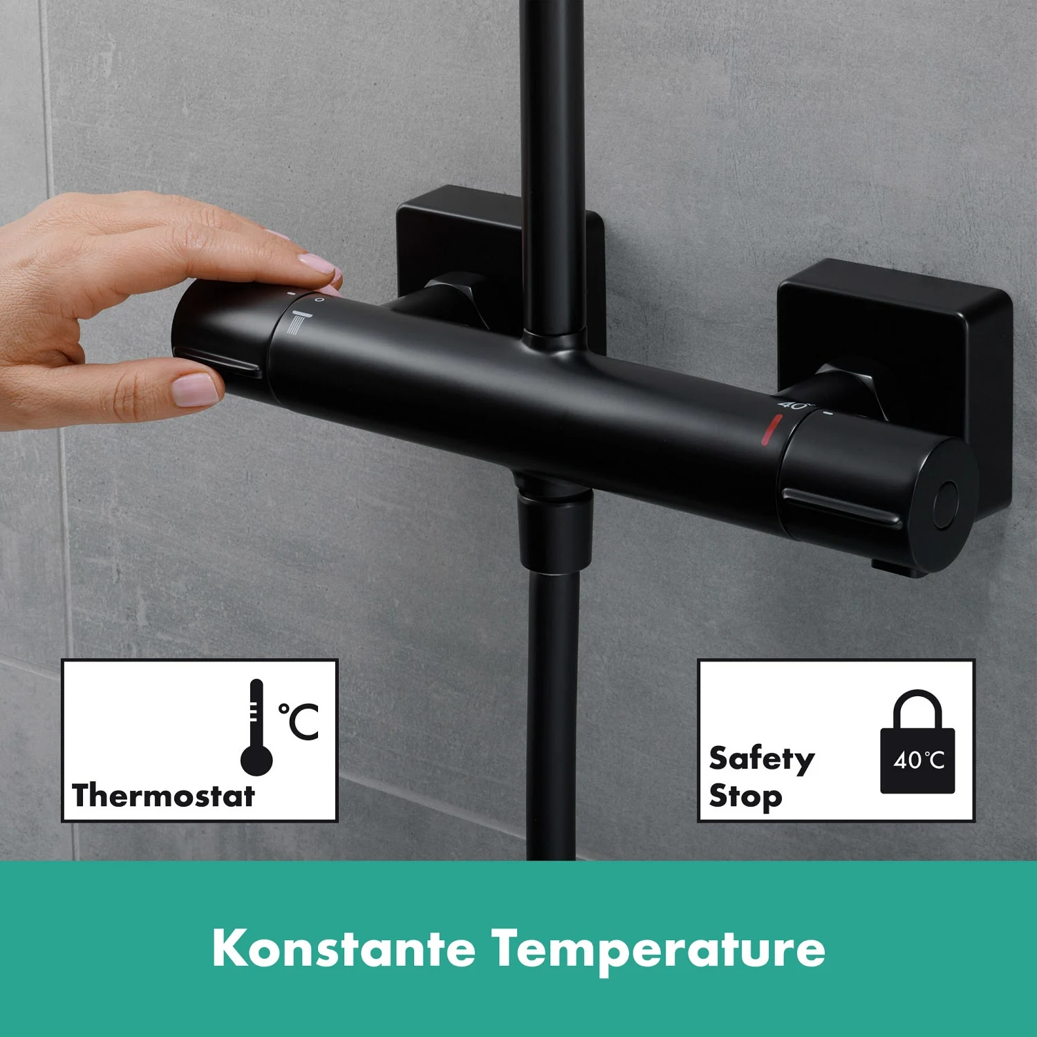 Zbliżenie czarnego termostatu prysznicowego na ścianie, hansgrohe