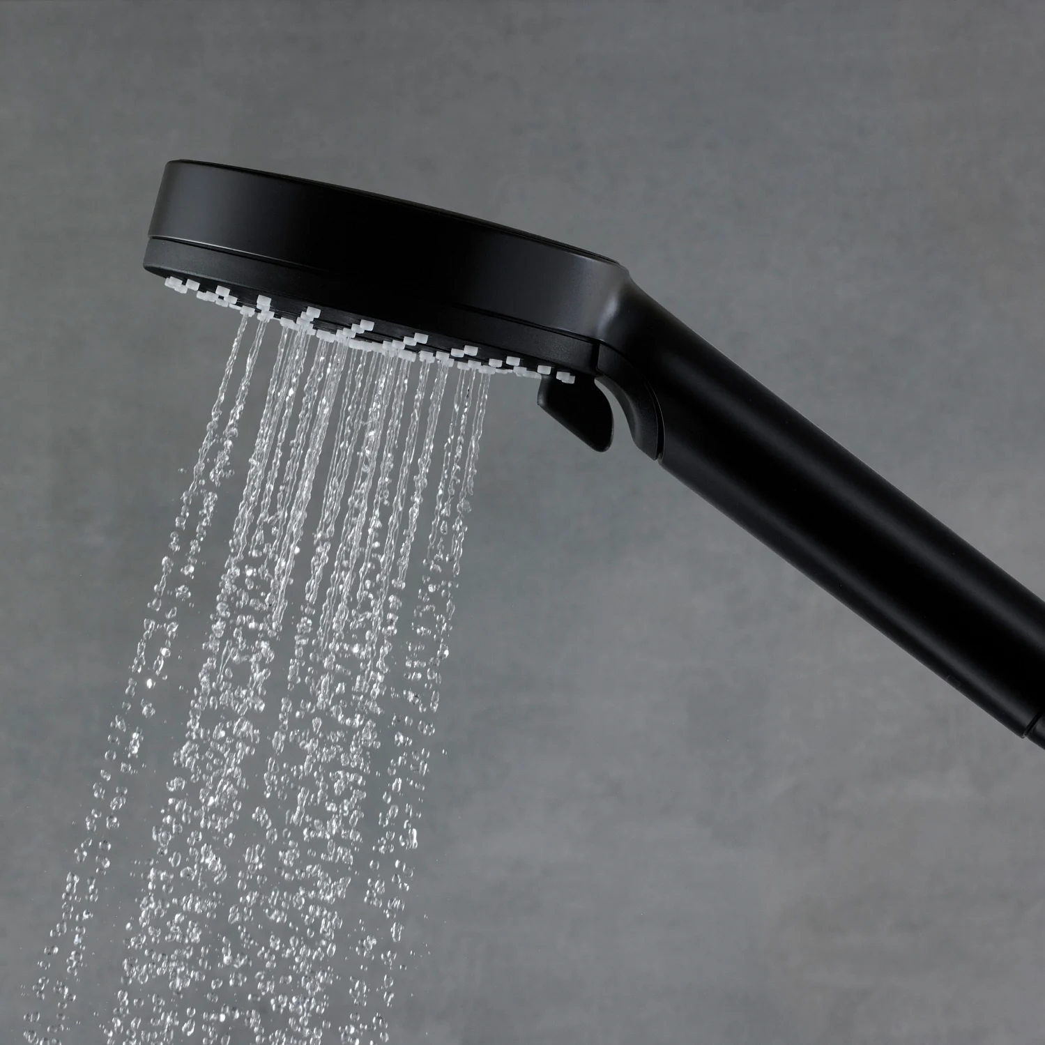 Czarna słuchawka prysznicowa z wodą z bliska, hansgrohe