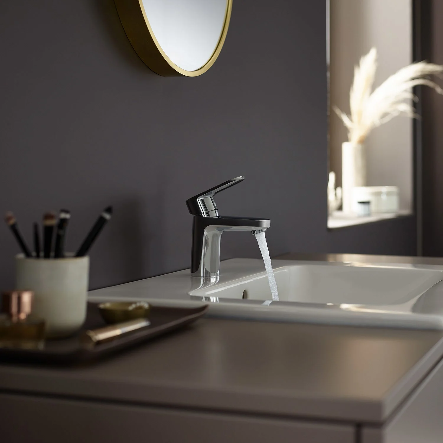 Chromowana bateria na umywalce z ciemną ścianą, hansgrohe