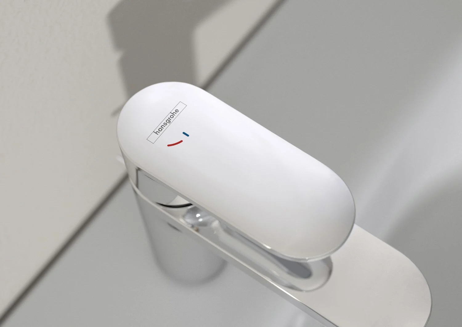 Zbliżenie białego kranu w łazience, hansgrohe