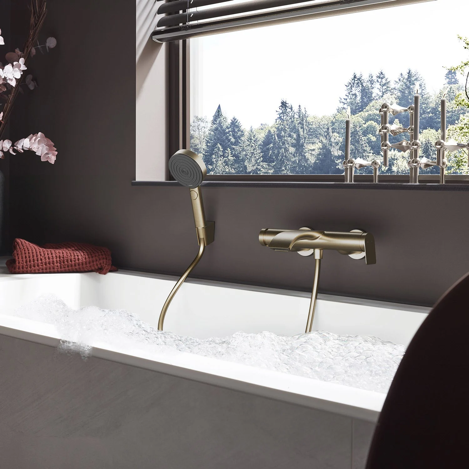 Wanna z baterią i prysznicem z bliska, hansgrohe