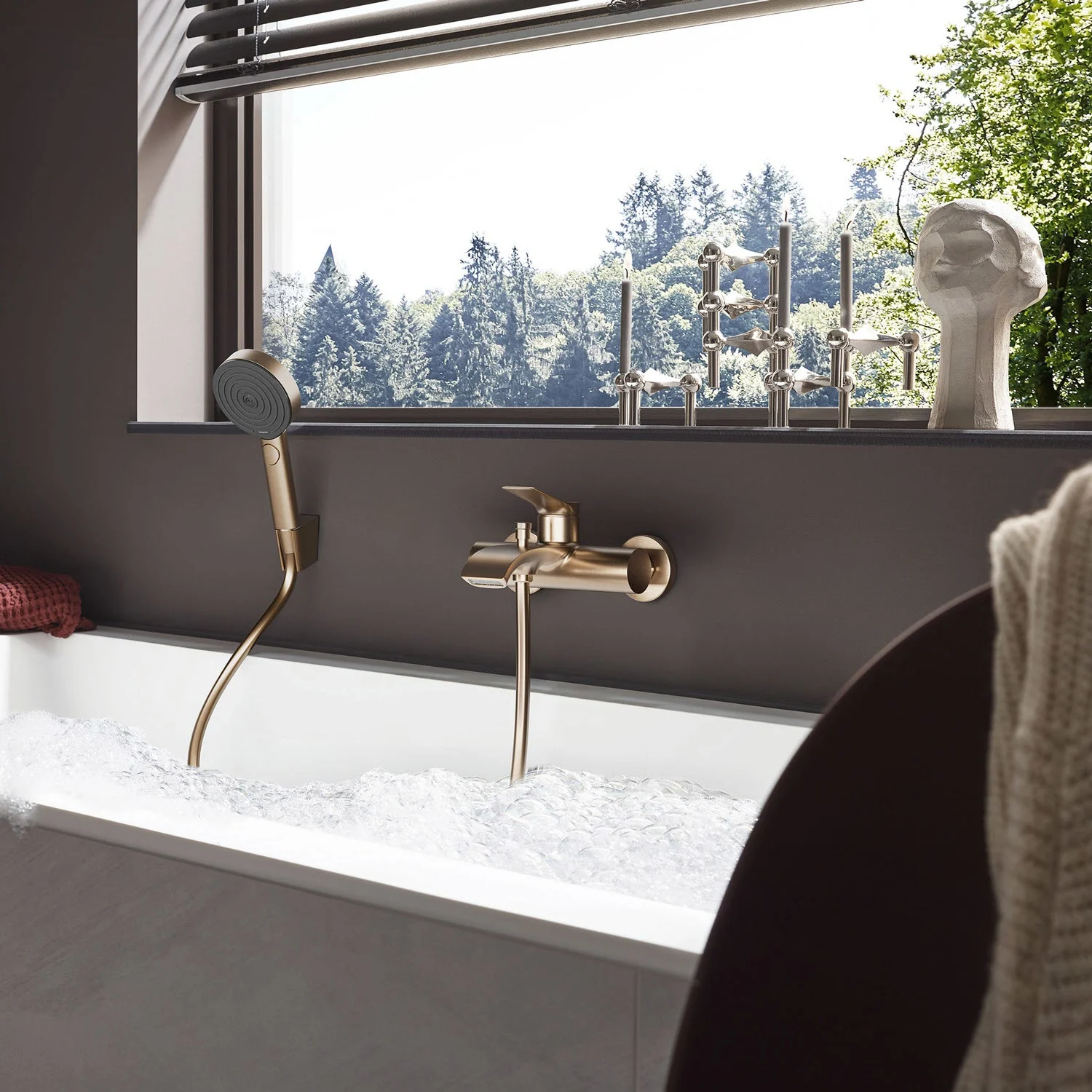Wanna z baterią i widokiem na las, hansgrohe