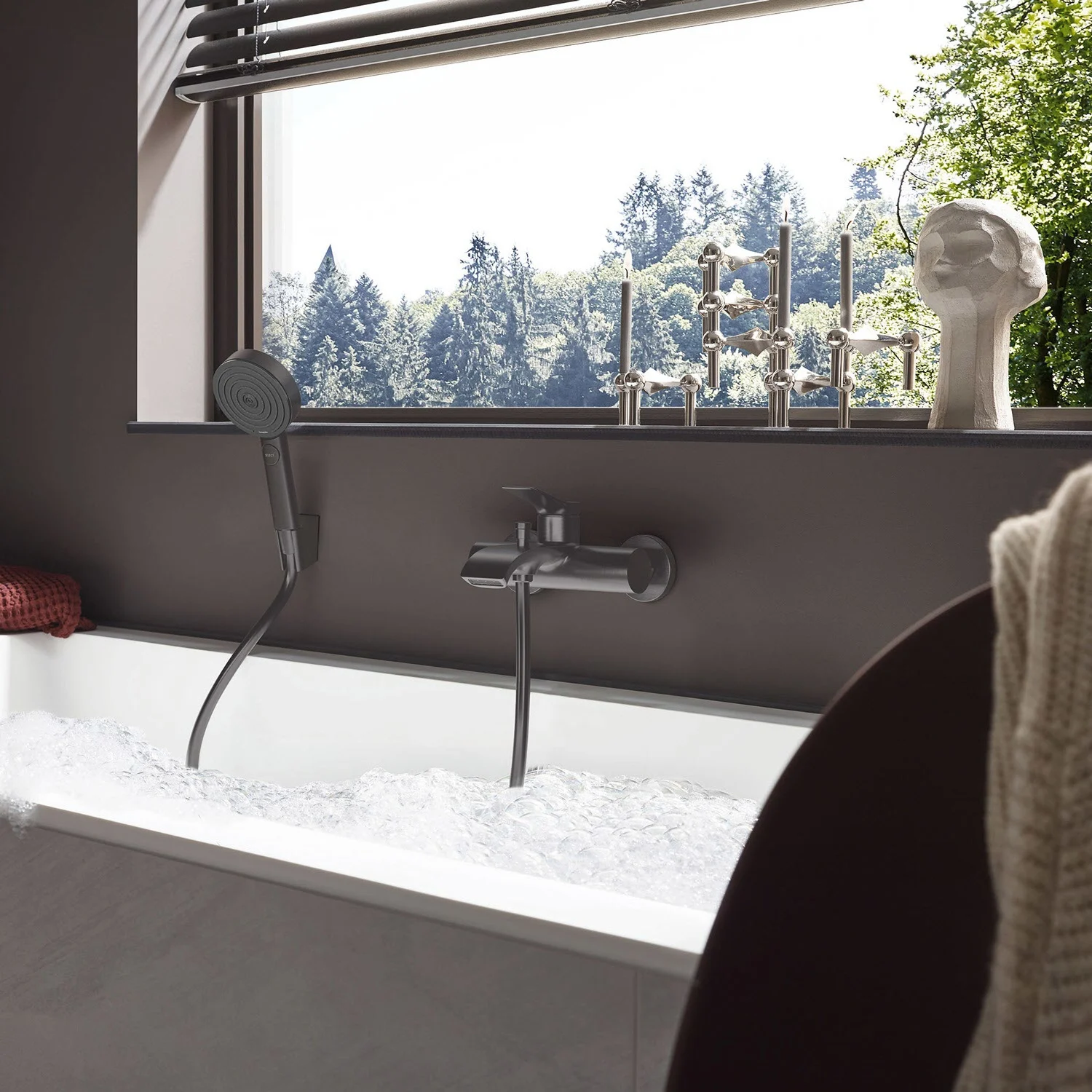 Wanna z baterią i widokiem na las, hansgrohe