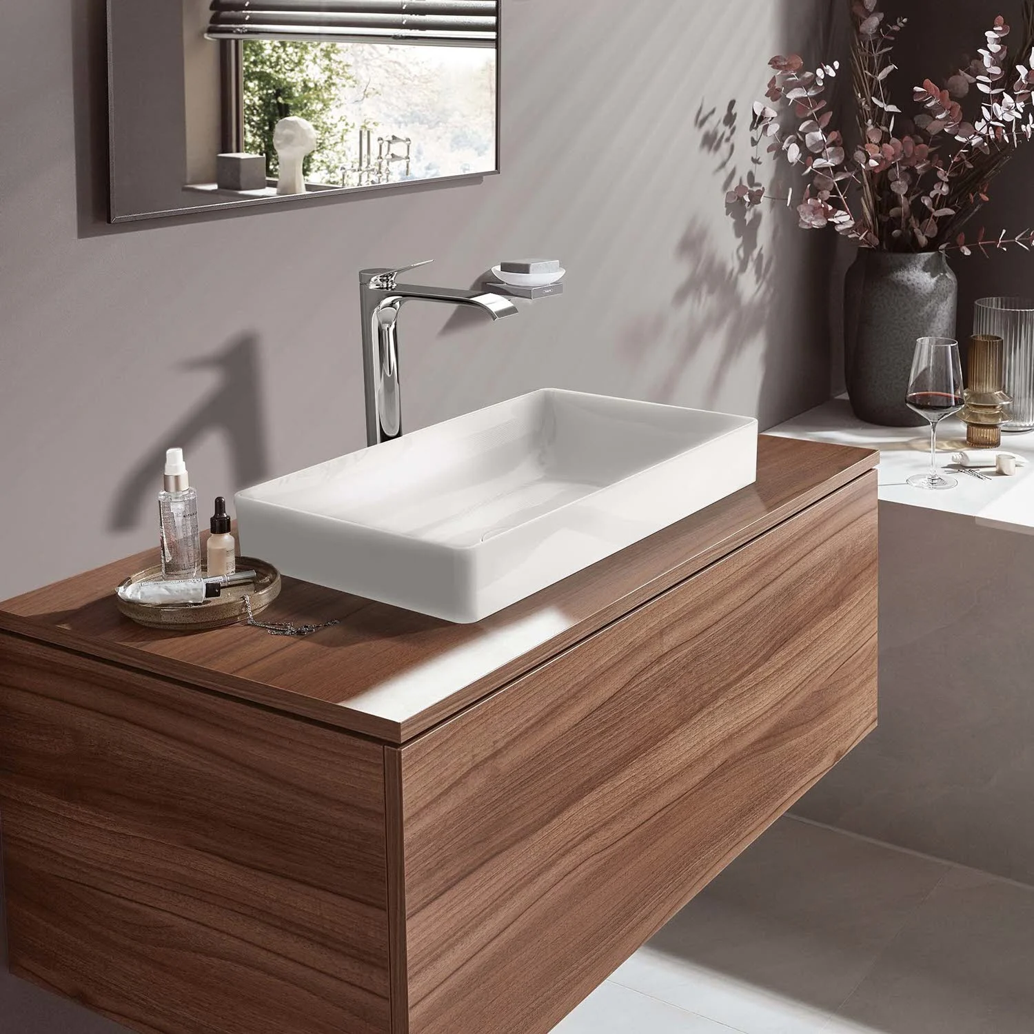 Umywalka z kranem na drewnianej szafce, hansgrohe