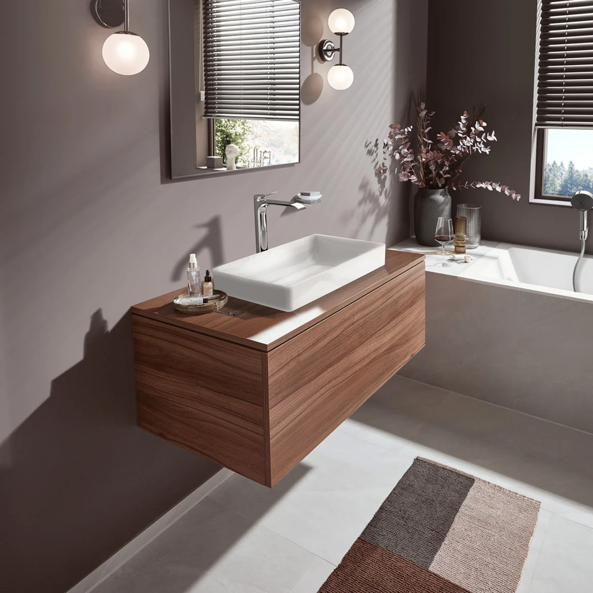 Nowoczesna łazienka z umywalką i baterią, hansgrohe