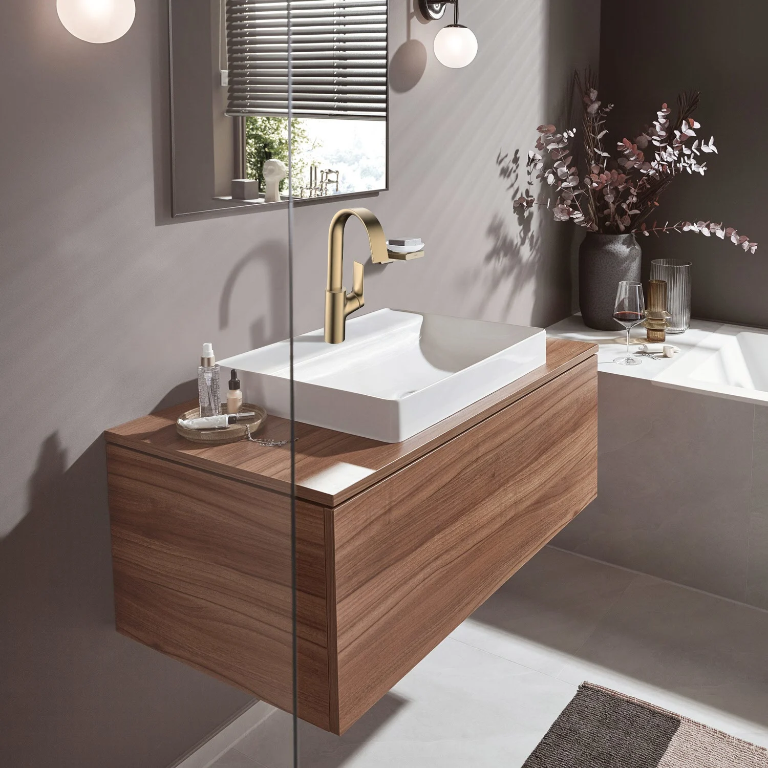 Łazienka ze złotą baterią i umywalką, hansgrohe