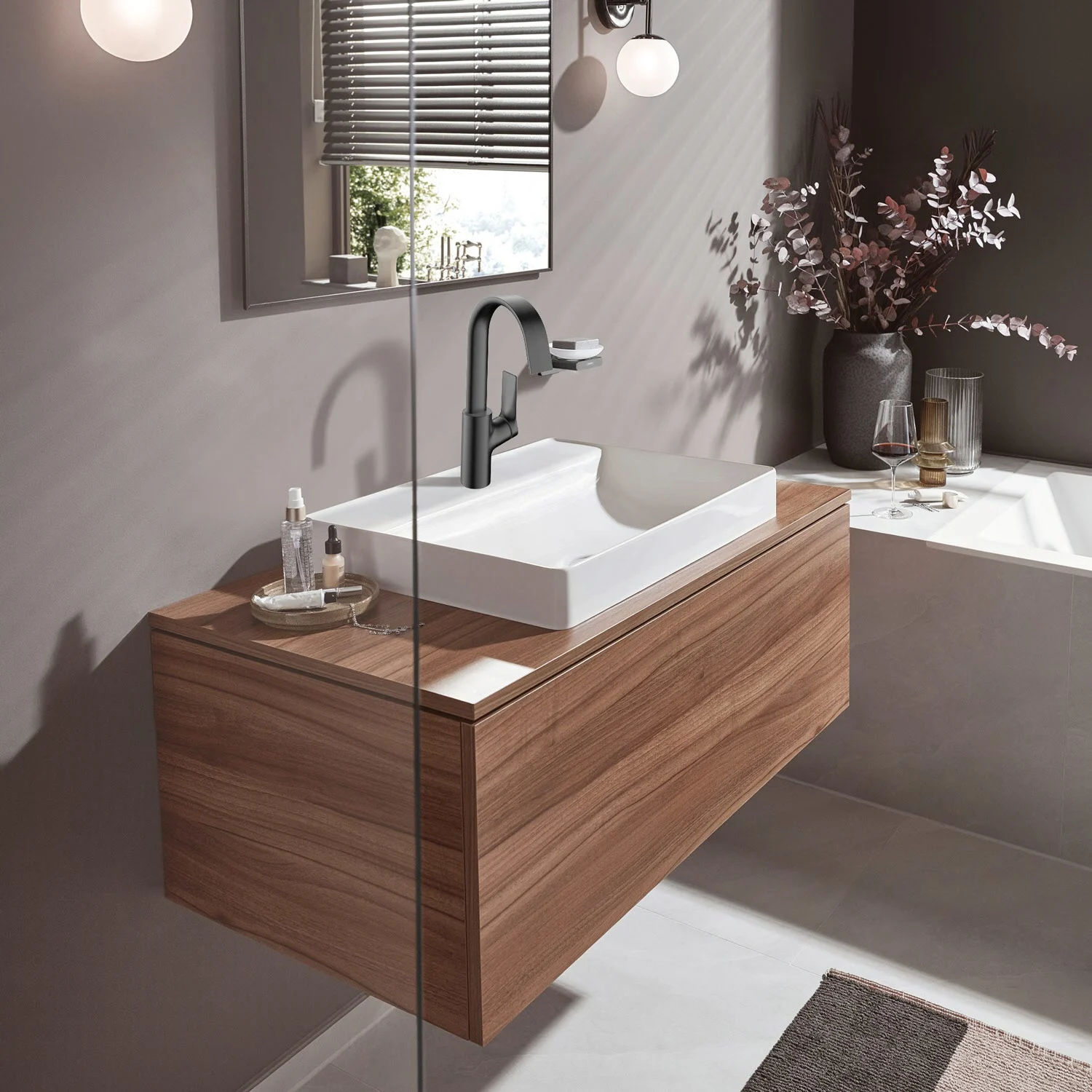 Łazienka z czarną baterią i umywalką, hansgrohe