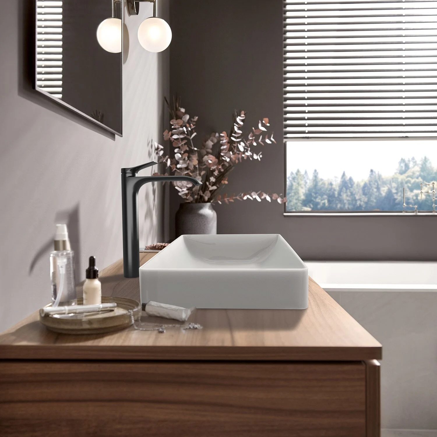 Zbliżenie umywalki z baterią, hansgrohe